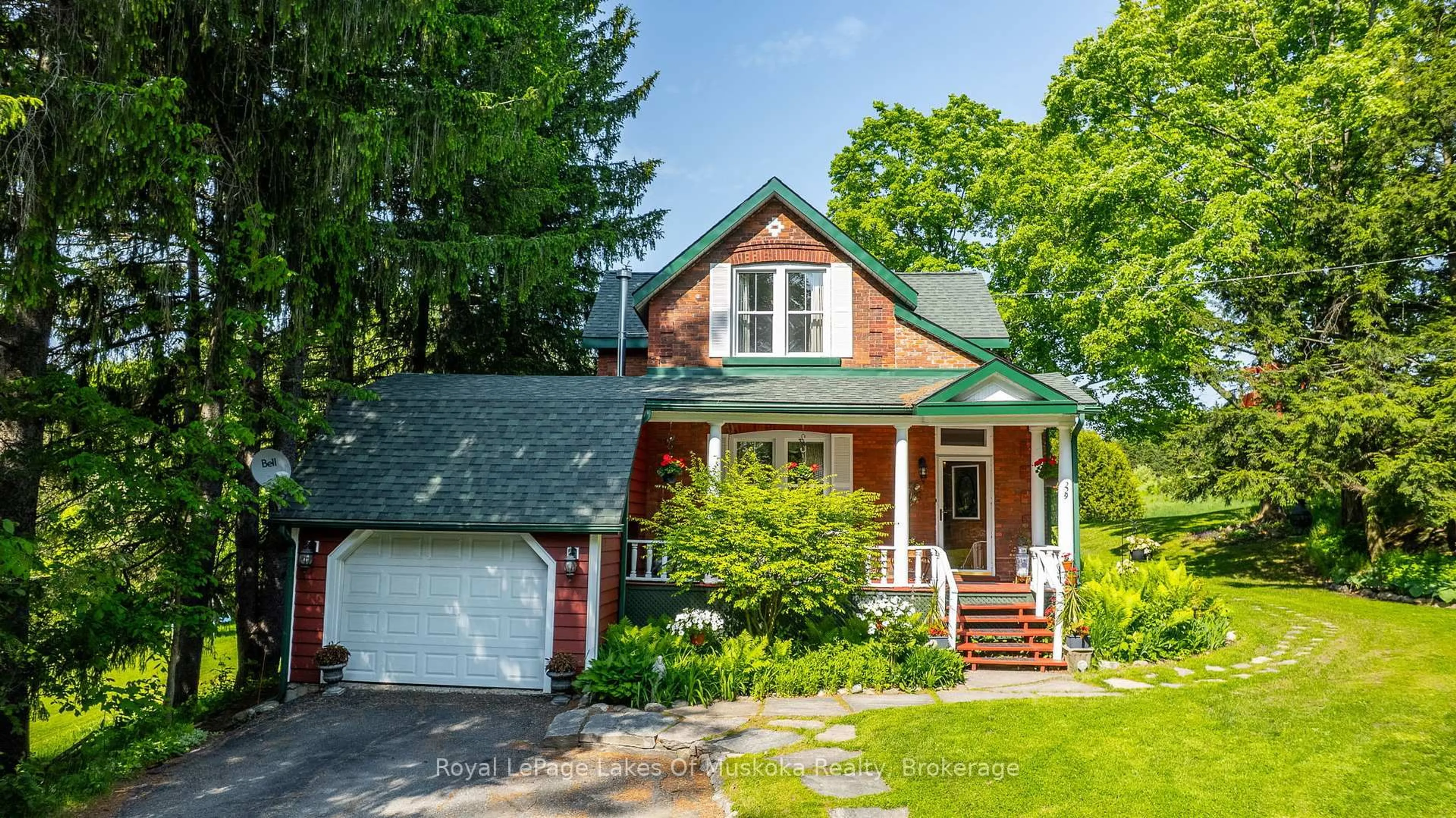 Home with vinyl exterior material, street for 229 Fraserburg Rd, Bracebridge Ontario P1L 0G9