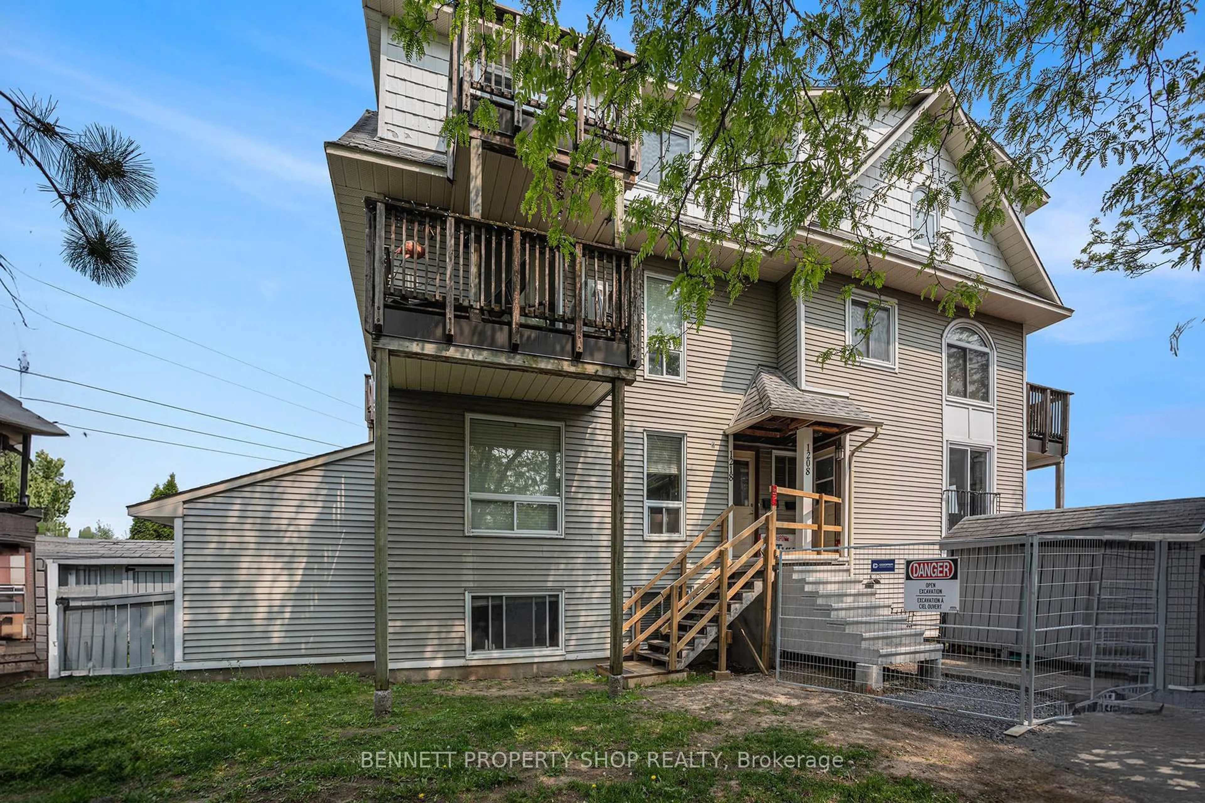 Patio, building for 1208 Tanguay Crt #48, Ottawa Ontario K2L 3X6