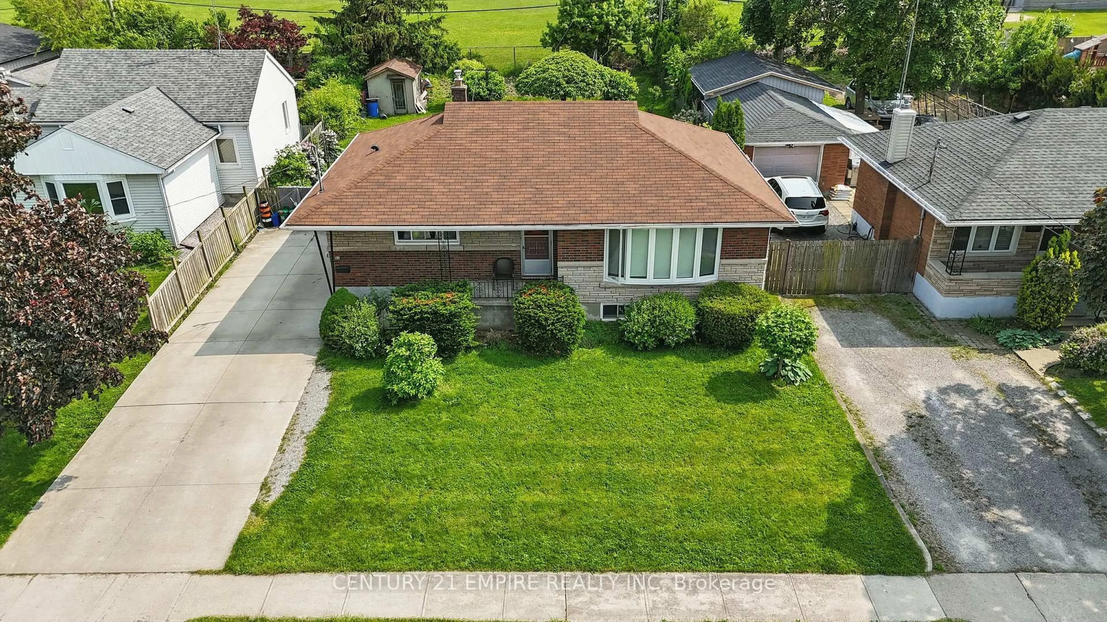A pic from outside/outdoor area/front of a property/back of a property/a pic from drone, street for 42 Bloomfield Ave, St. Catharines Ontario L2P 1X3
