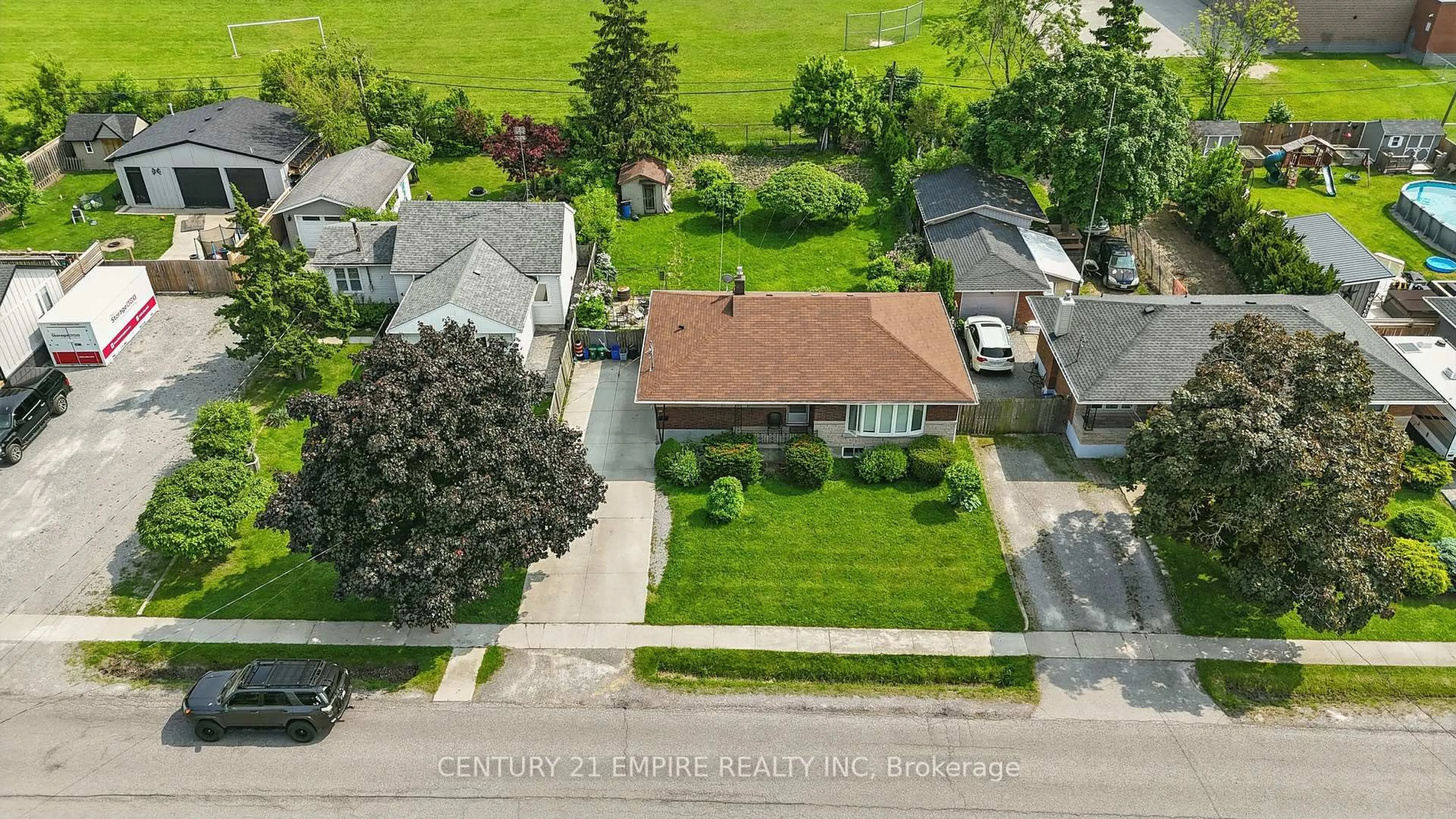 A pic from outside/outdoor area/front of a property/back of a property/a pic from drone, street for 42 Bloomfield Ave, St. Catharines Ontario L2P 1X3