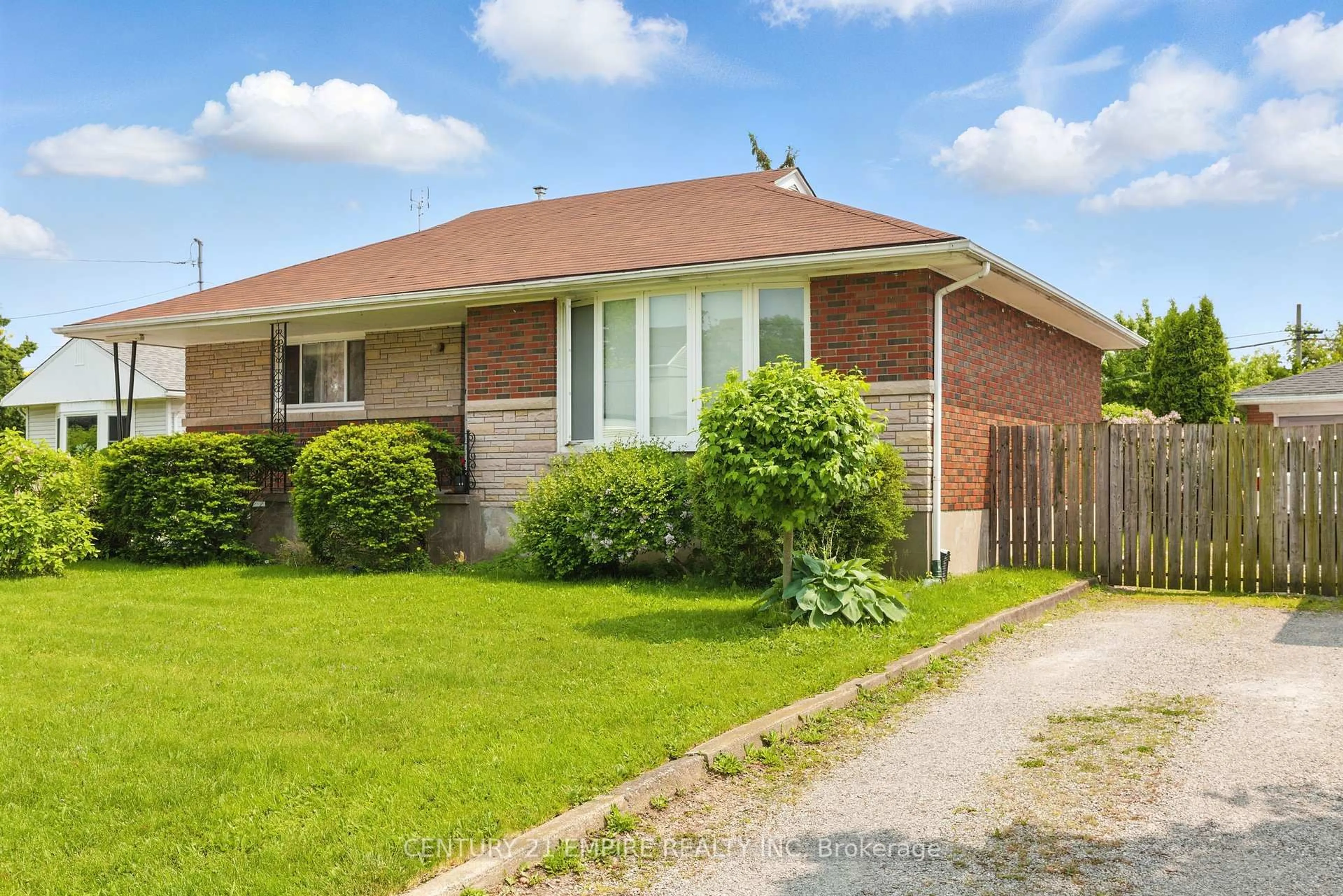 Home with brick exterior material, street for 42 Bloomfield Ave, St. Catharines Ontario L2P 1X3