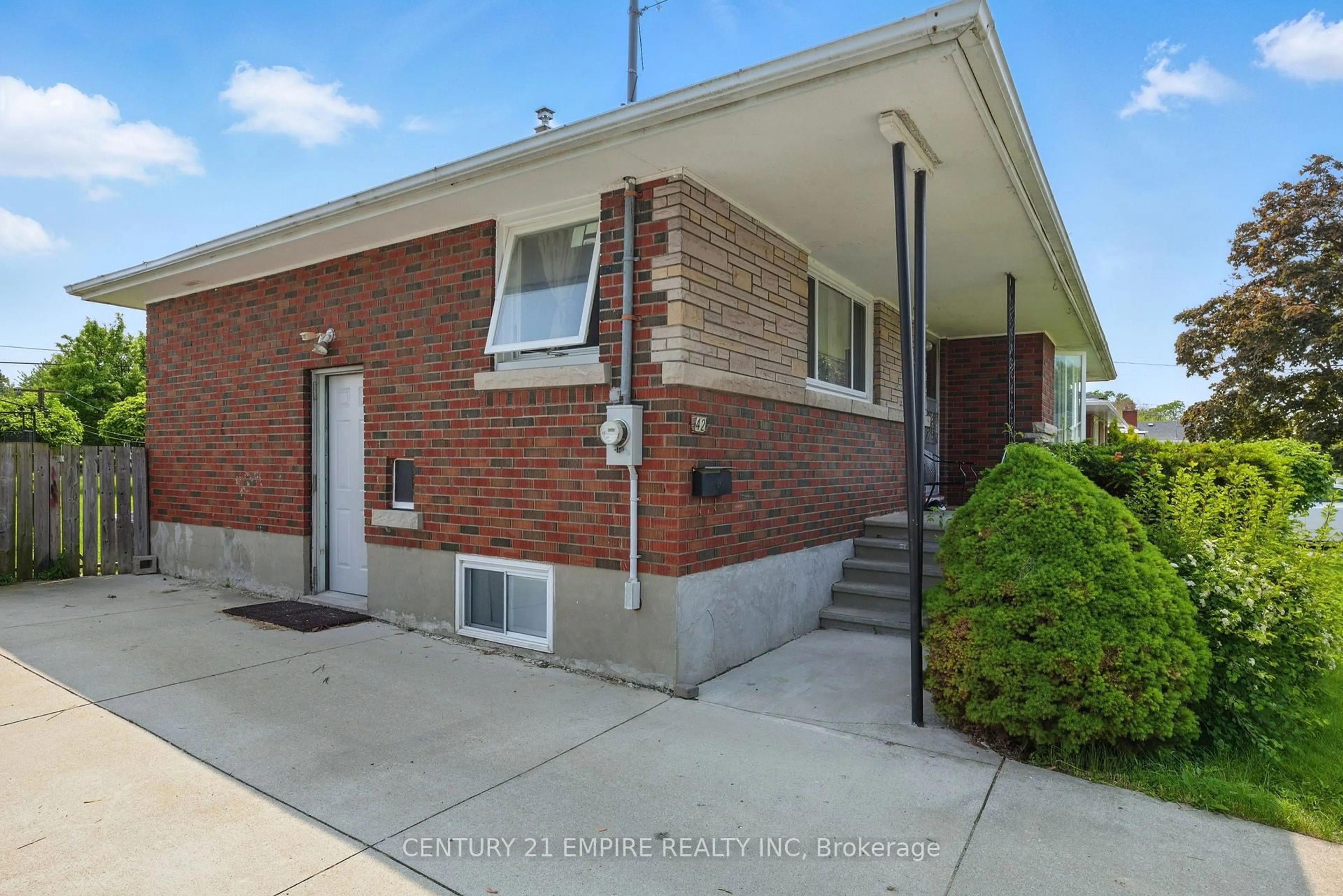 Home with brick exterior material, street for 42 Bloomfield Ave, St. Catharines Ontario L2P 1X3