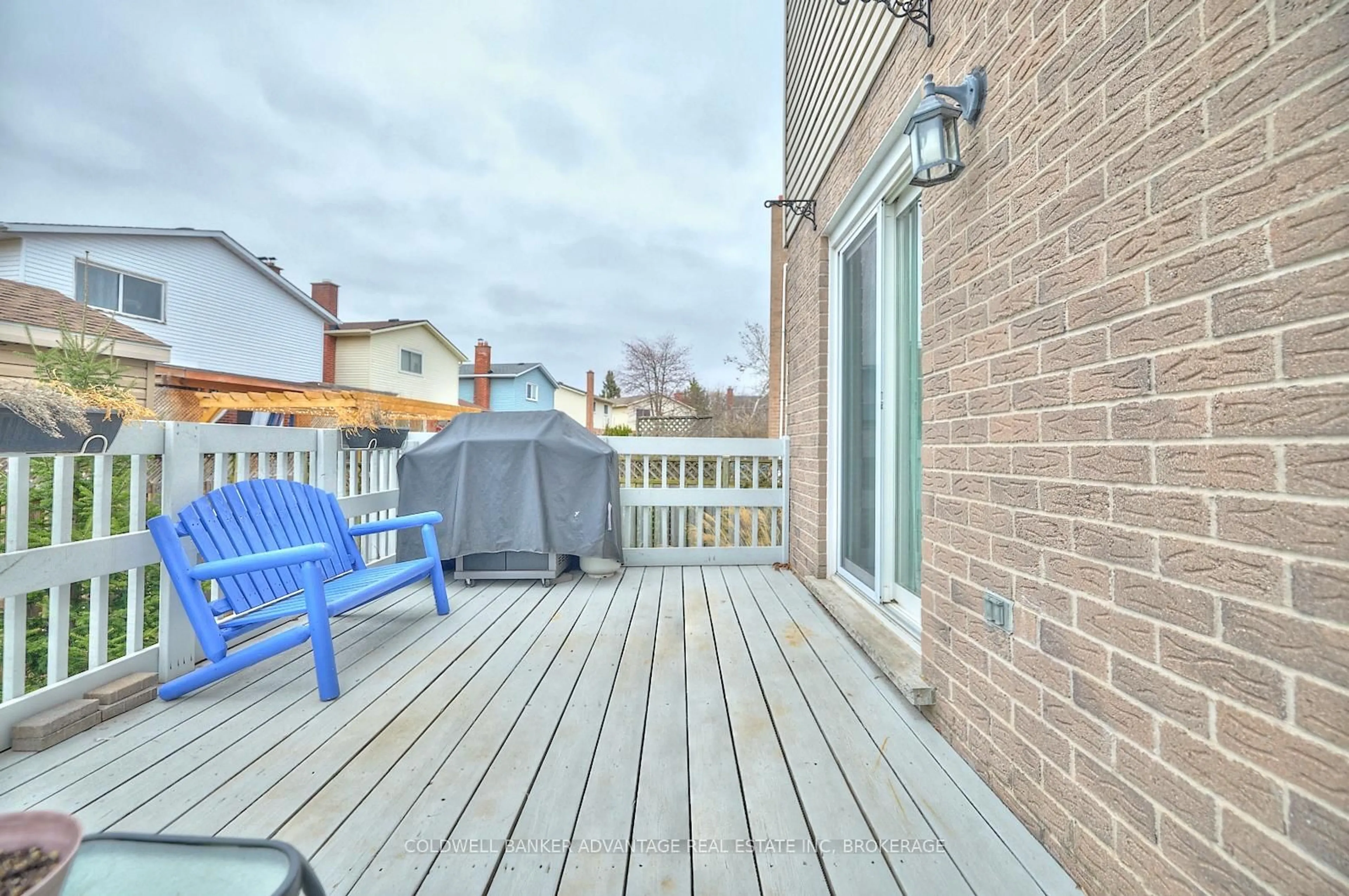 Patio, street for 33 Naples Crt, Thorold Ontario L2V 4S7