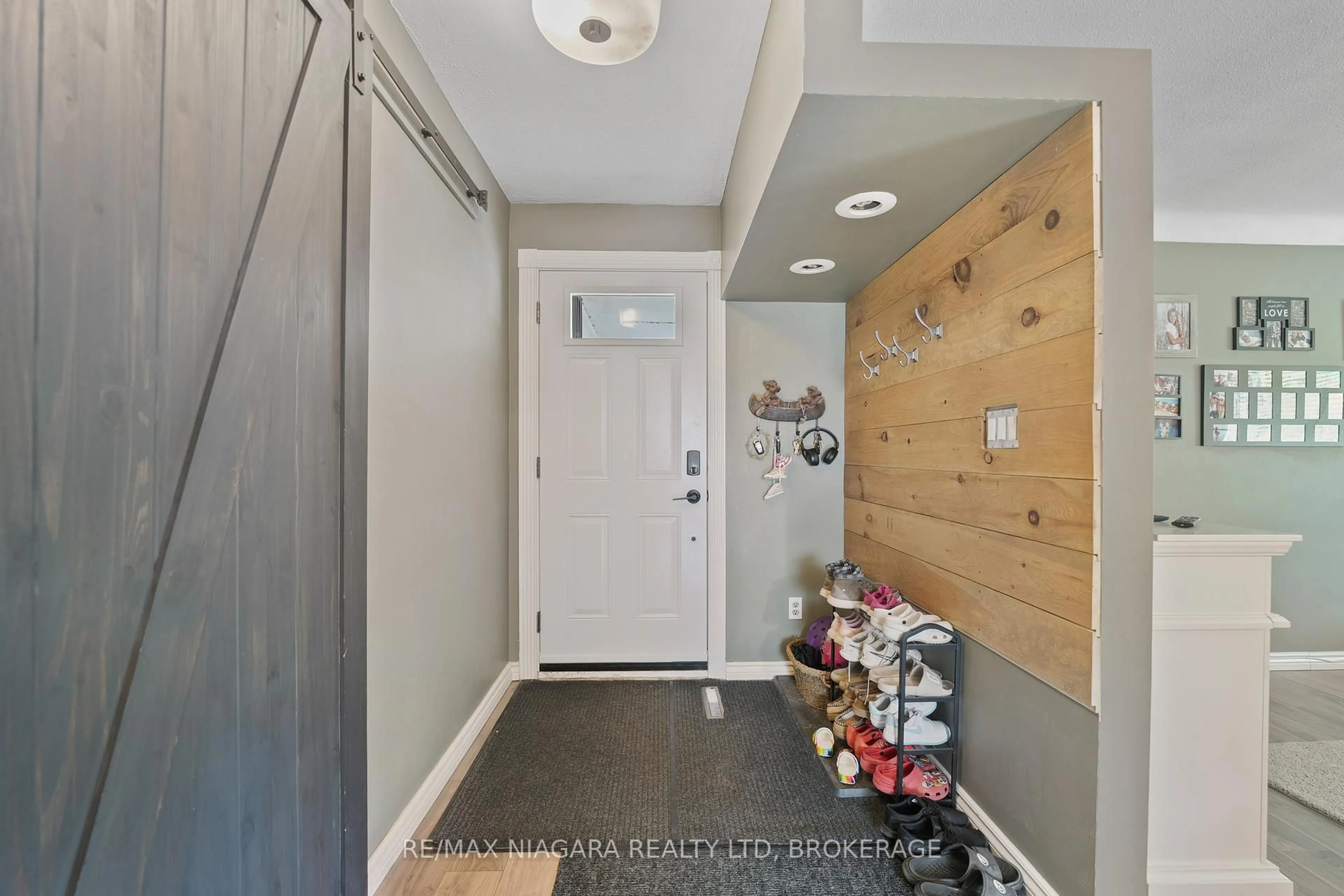 Indoor entryway for 70 LINWELL Rd, St. Catharines Ontario L2N 6B1