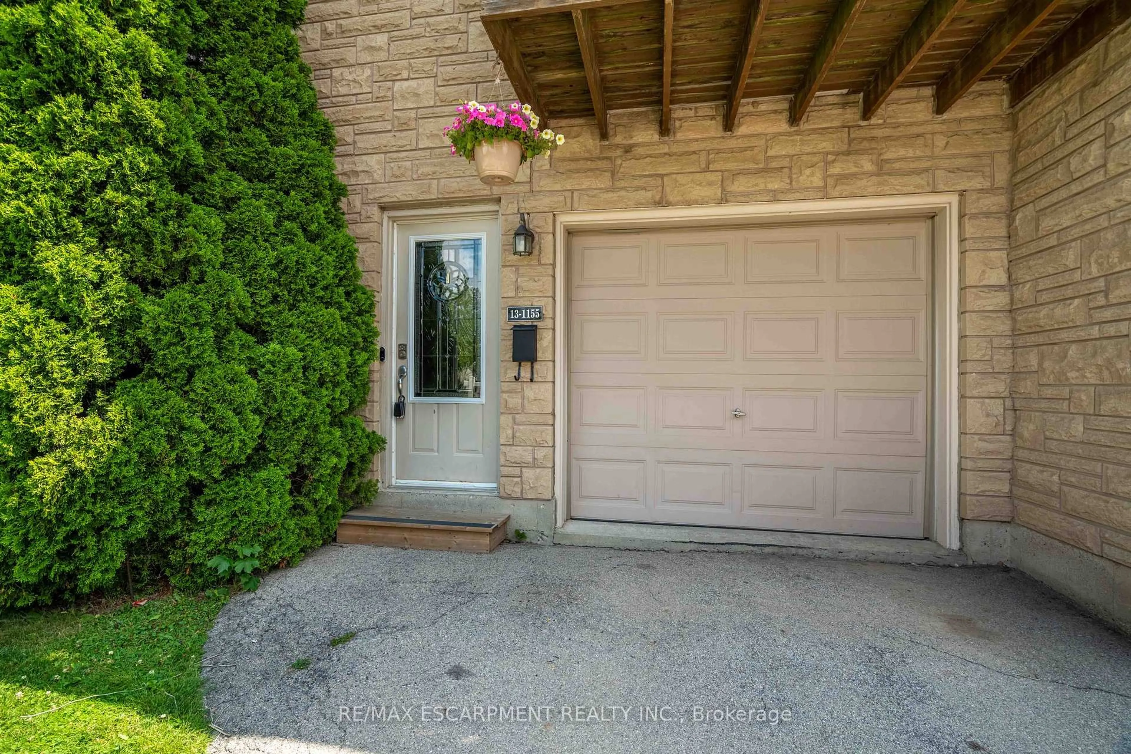 Indoor entryway for 1155 Paramount Dr #13, Hamilton Ontario L8J 2N1