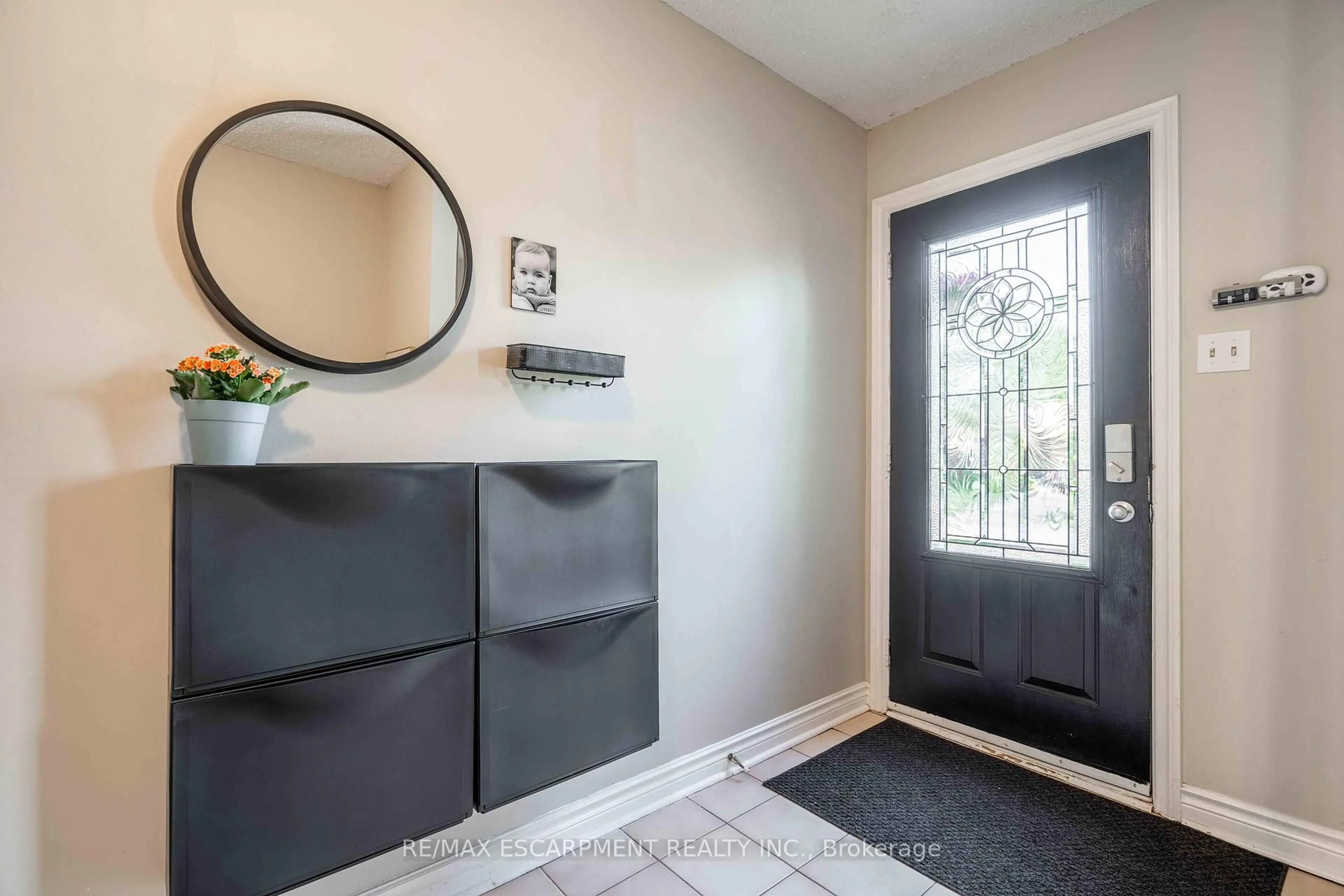 Indoor entryway for 1155 Paramount Dr #13, Hamilton Ontario L8J 2N1