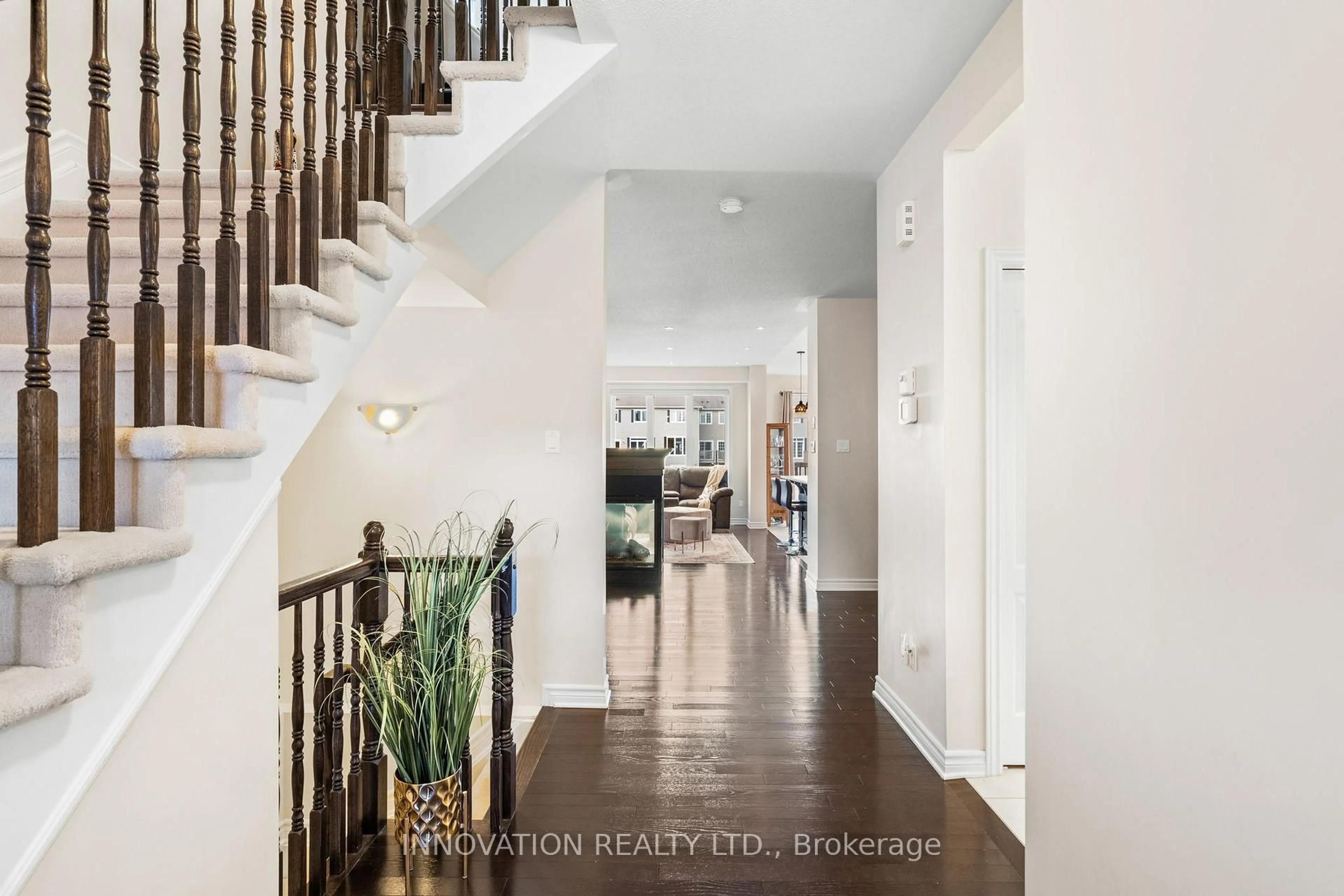 Indoor entryway for 1559 Carronbridge Circ, Ottawa Ontario K2M 0G8