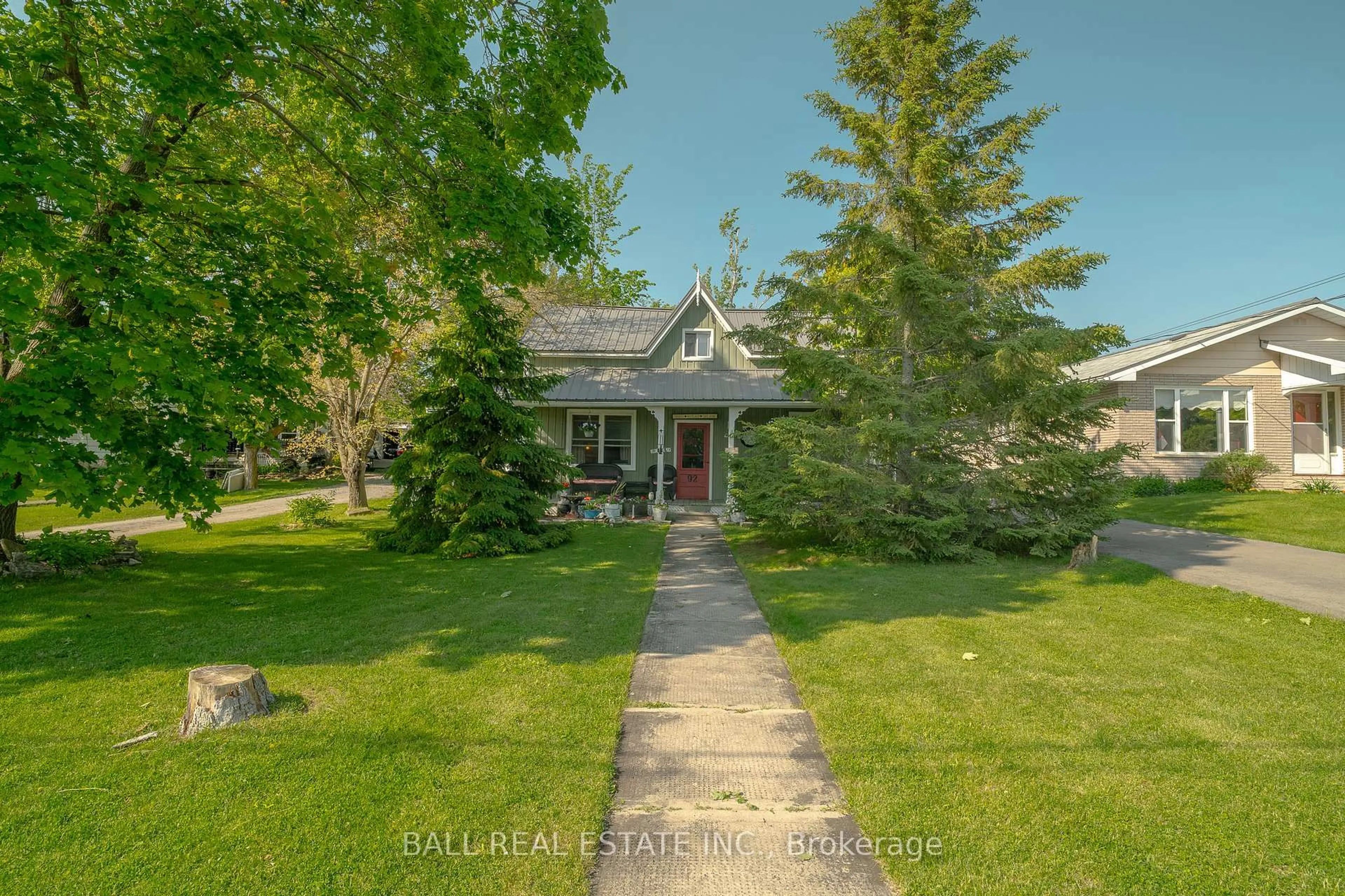 A pic from outside/outdoor area/front of a property/back of a property/a pic from drone, street for 92 Bond St, Kawartha Lakes Ontario K0M 1N0