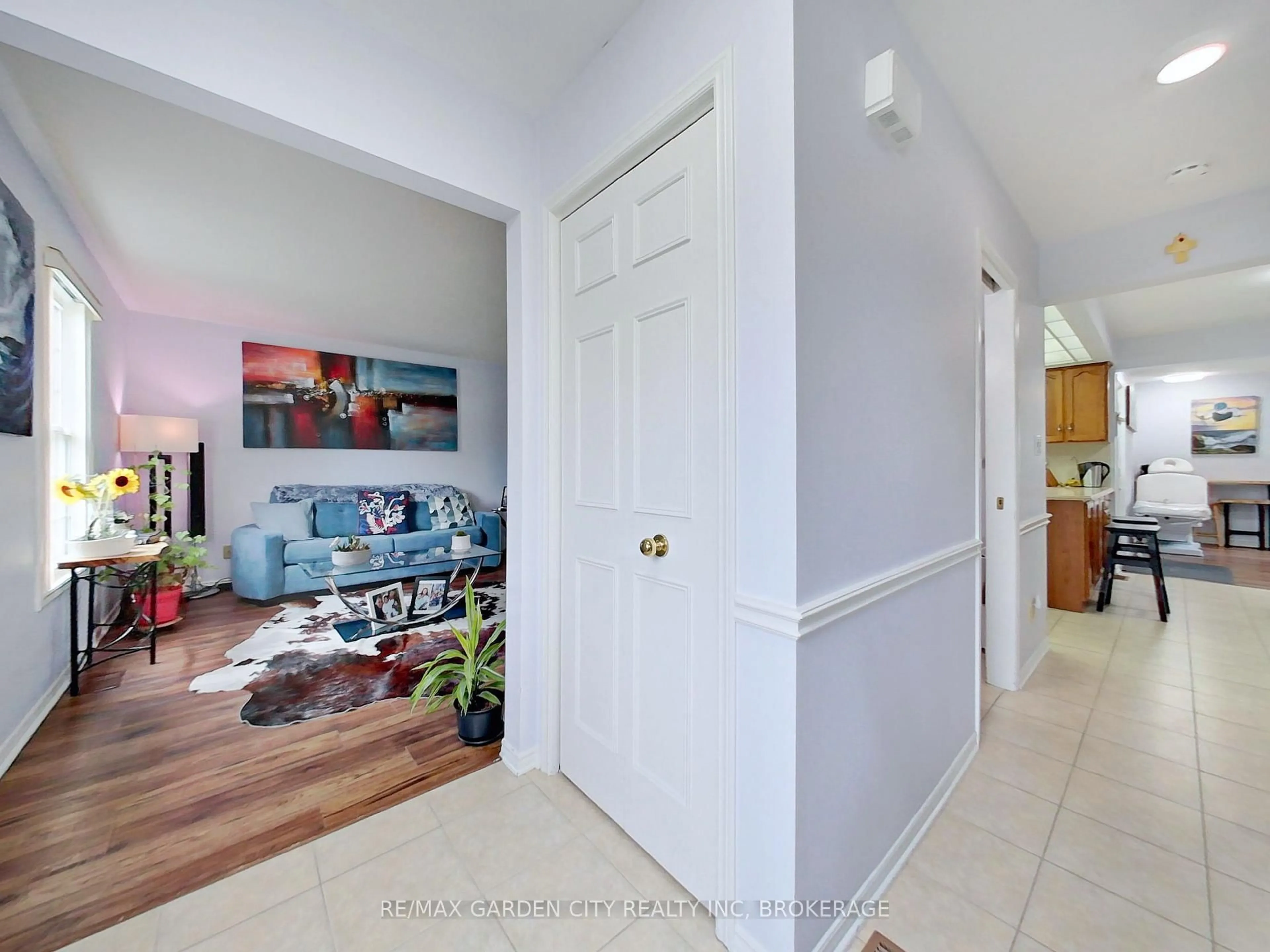 Indoor entryway for 8 Bolger Dr, St. Catharines Ontario L2N 7L4