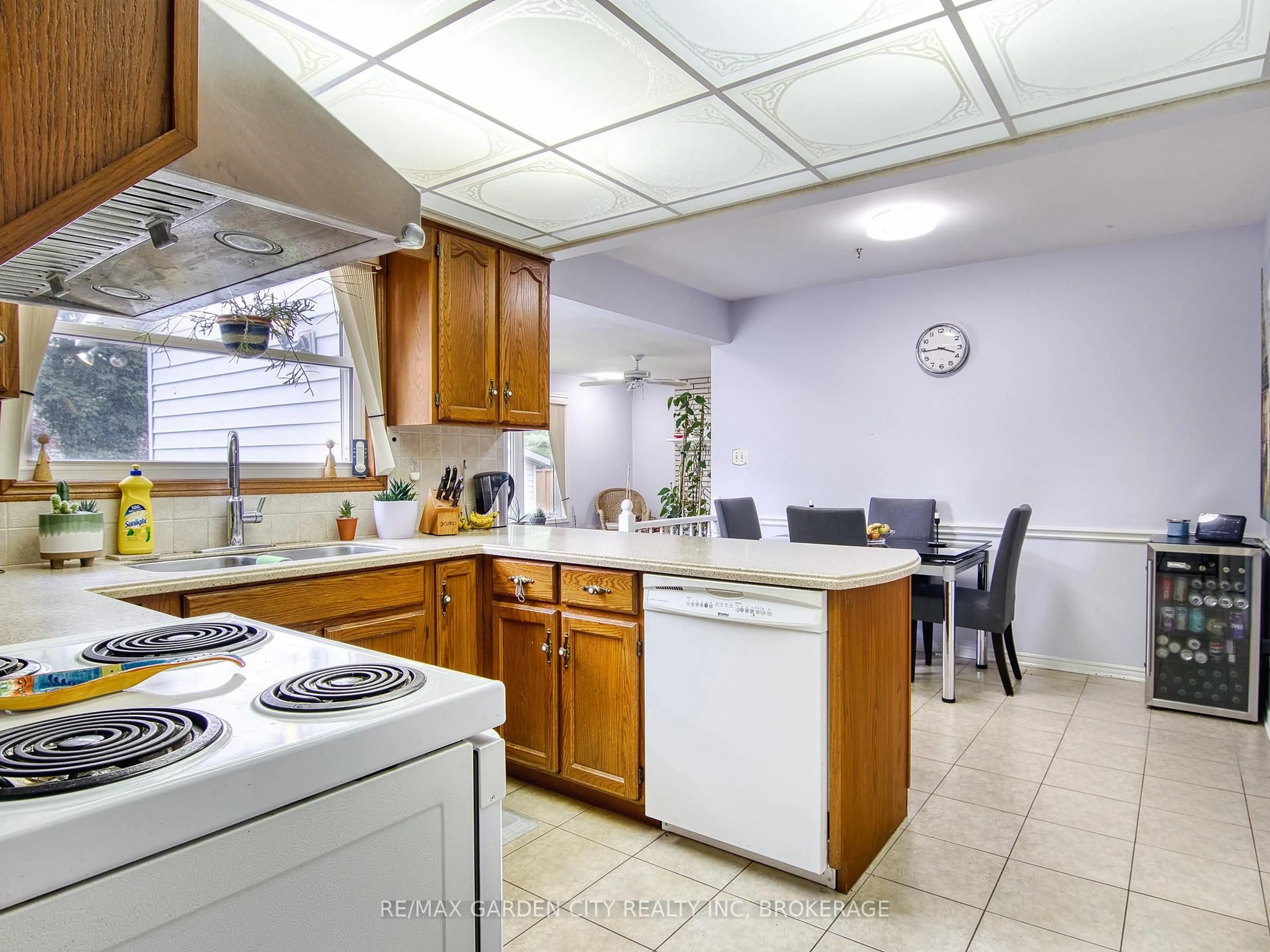 Standard kitchen, unknown for 8 Bolger Dr, St. Catharines Ontario L2N 7L4