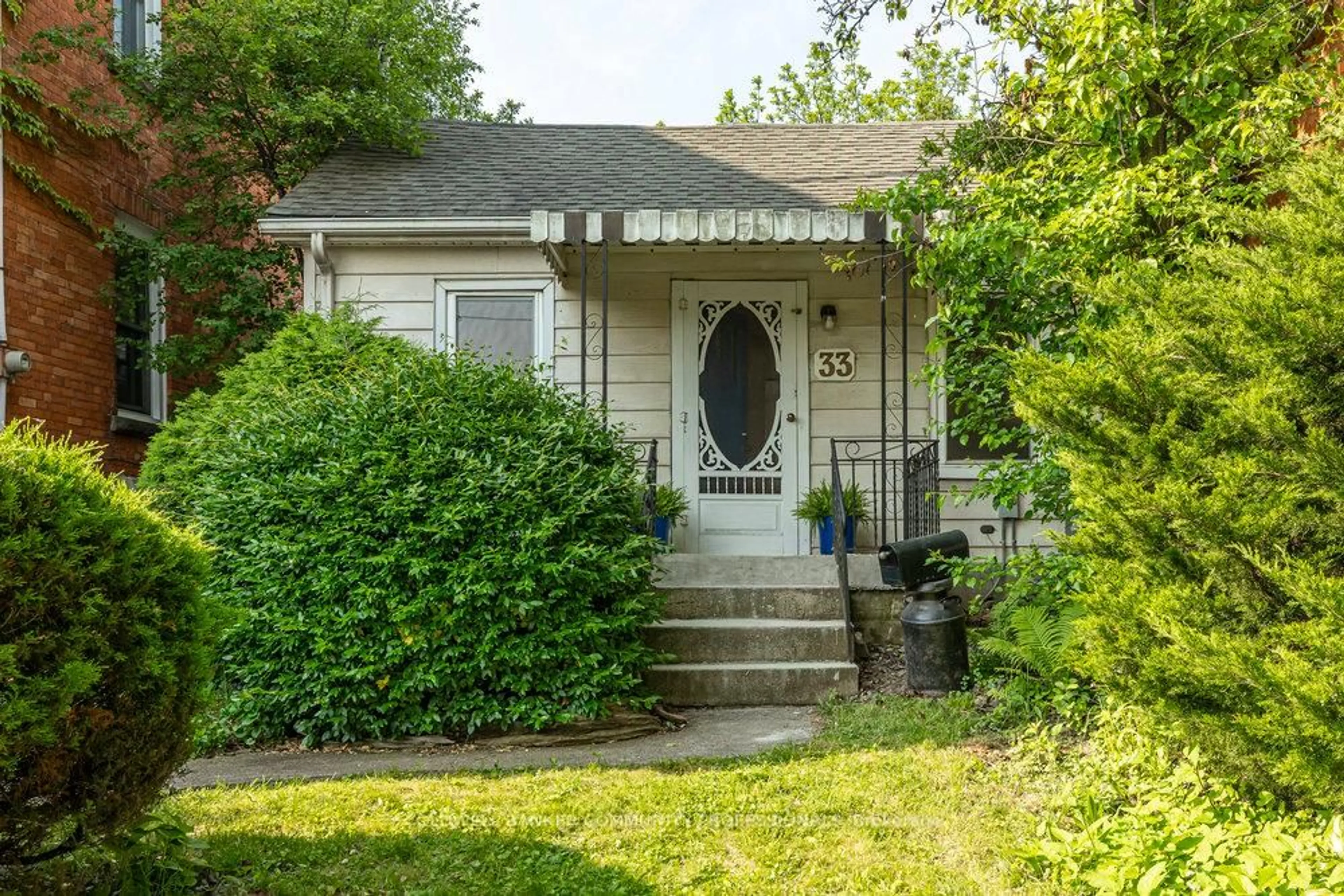 Unknown for 33 Melbourne St, Hamilton Ontario L8P 2A5