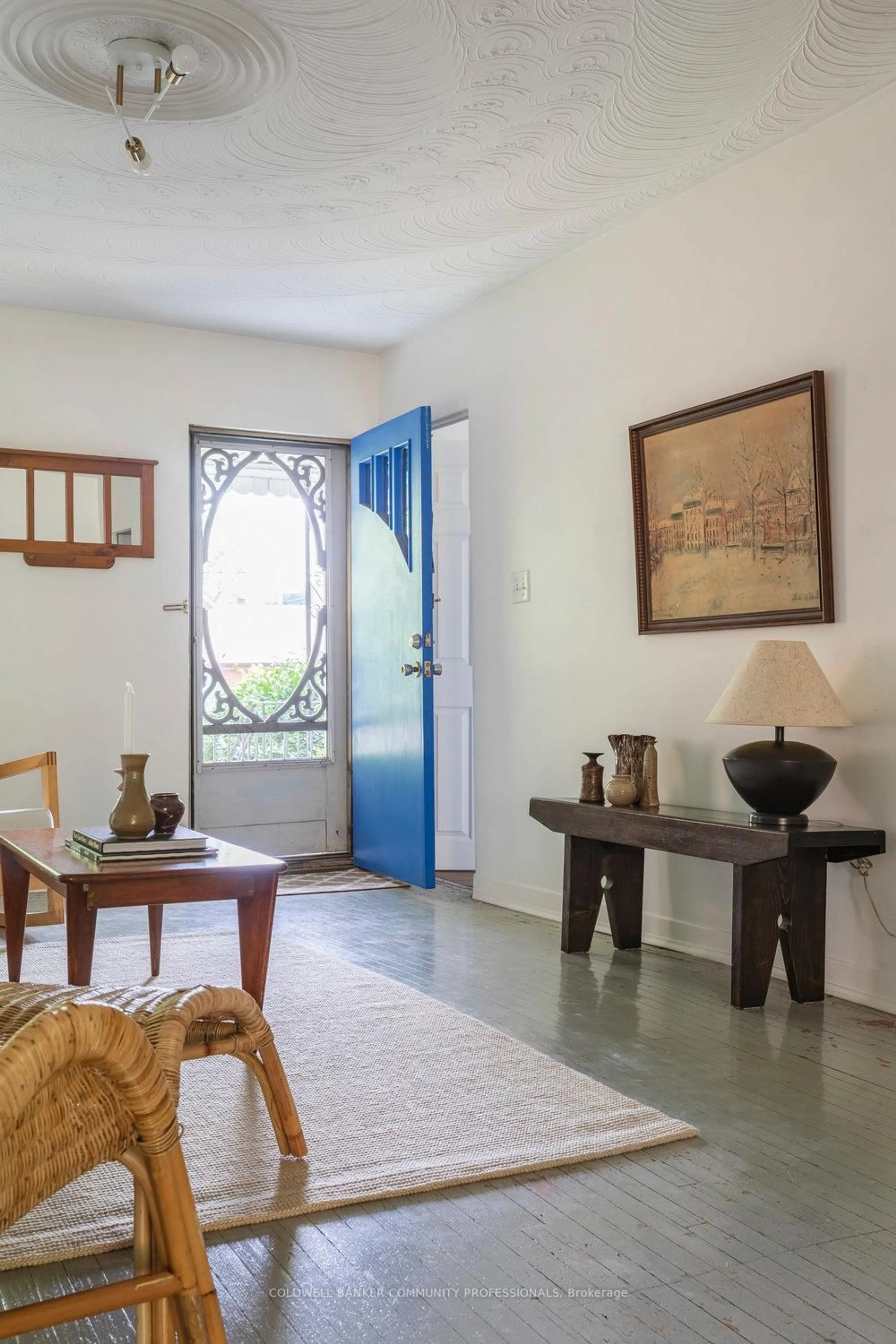 Indoor foyer for 33 Melbourne St, Hamilton Ontario L8P 2A5