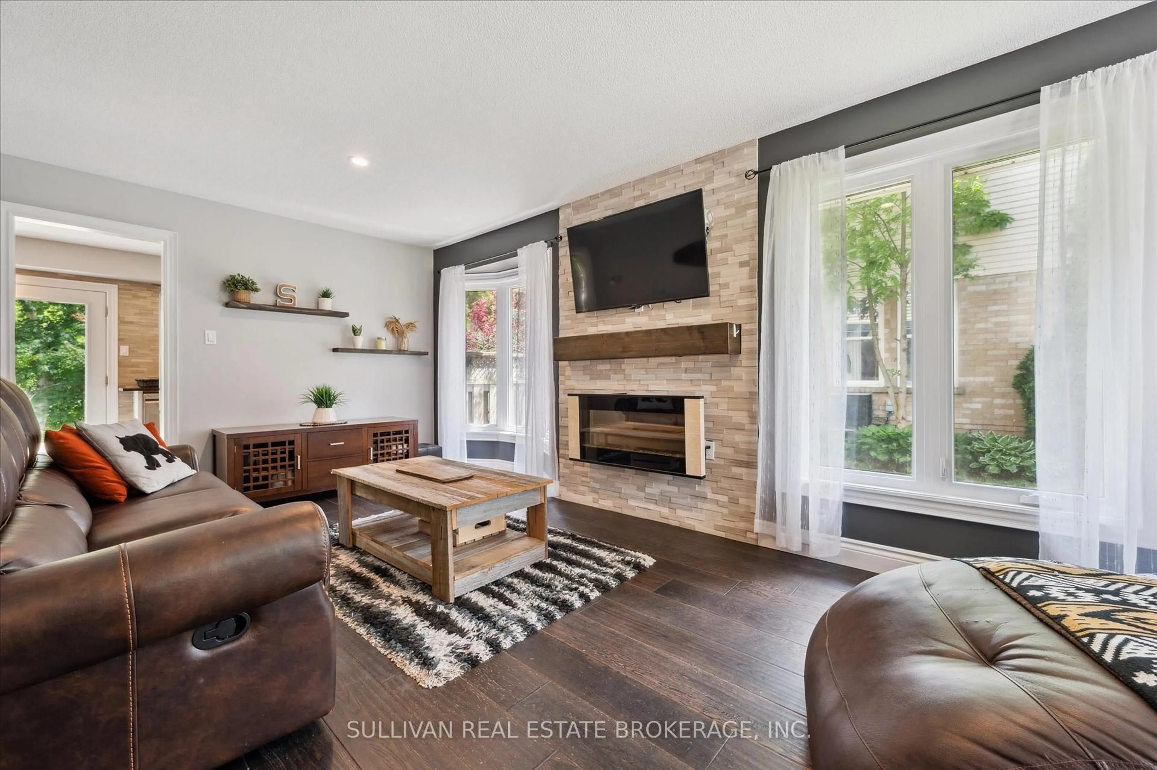 Living room with furniture, unknown for 72 Middlemiss Cres, Cambridge Ontario N1T 1R4