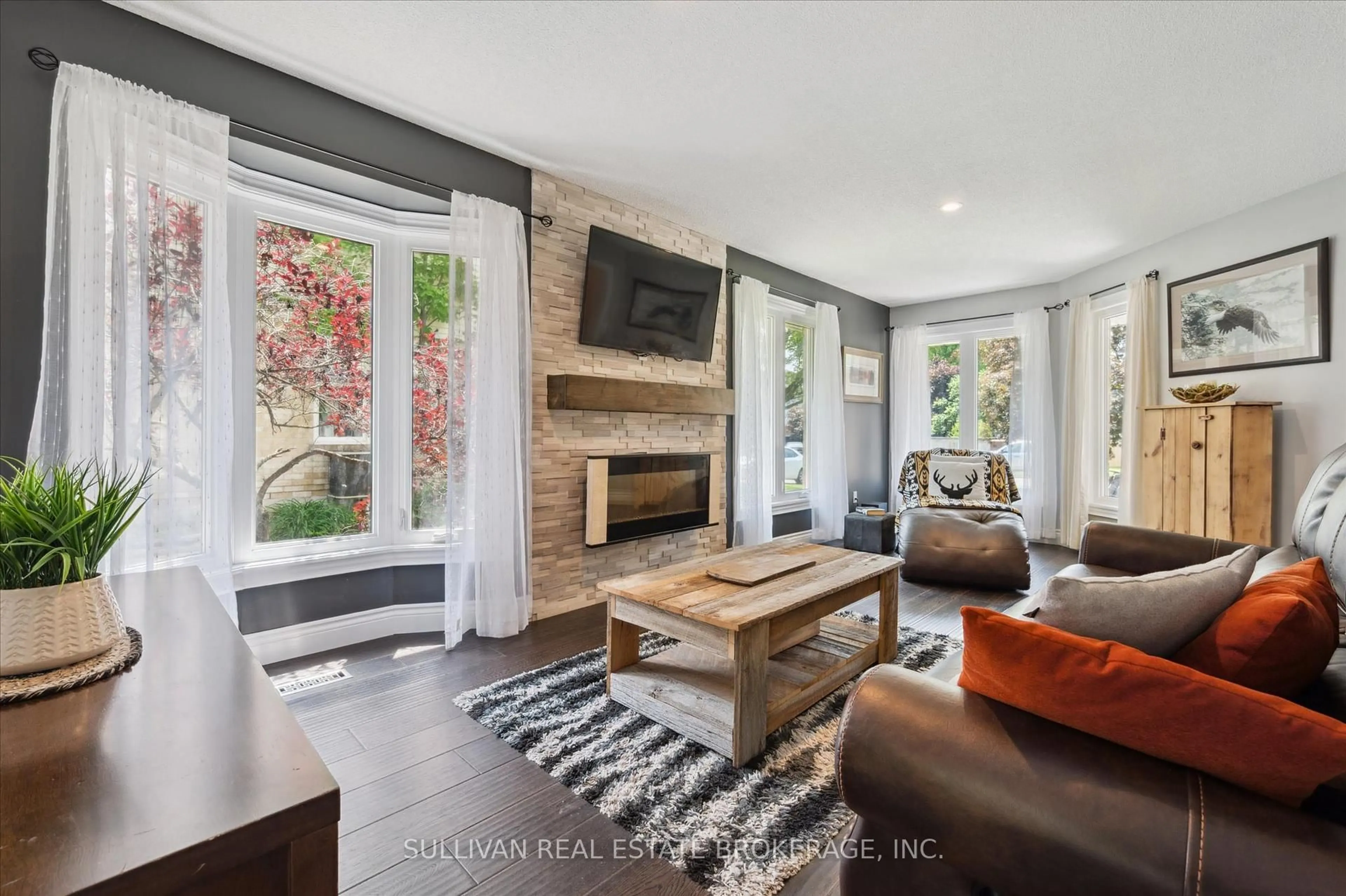 Living room with furniture, unknown for 72 Middlemiss Cres, Cambridge Ontario N1T 1R4