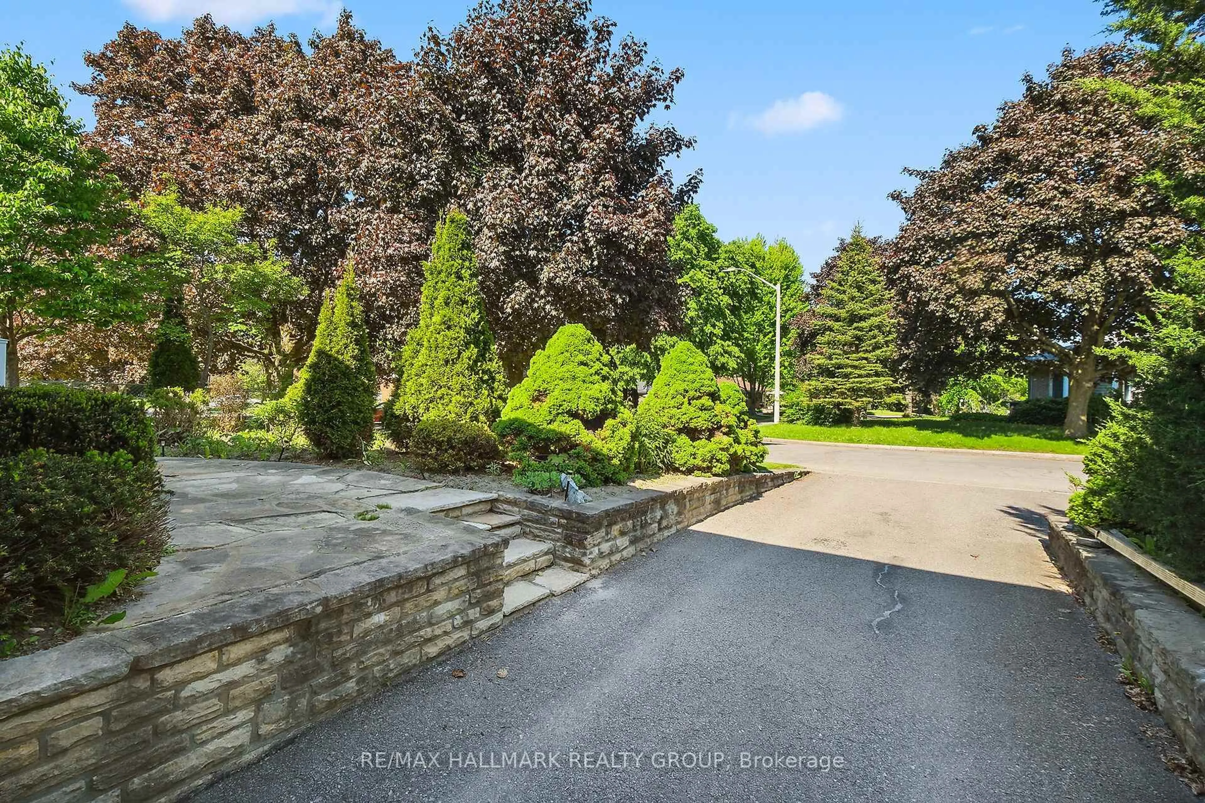 A pic from outside/outdoor area/front of a property/back of a property/a pic from drone, unknown for 2042 Dorval Ave, Ottawa Ontario K1G 2N8