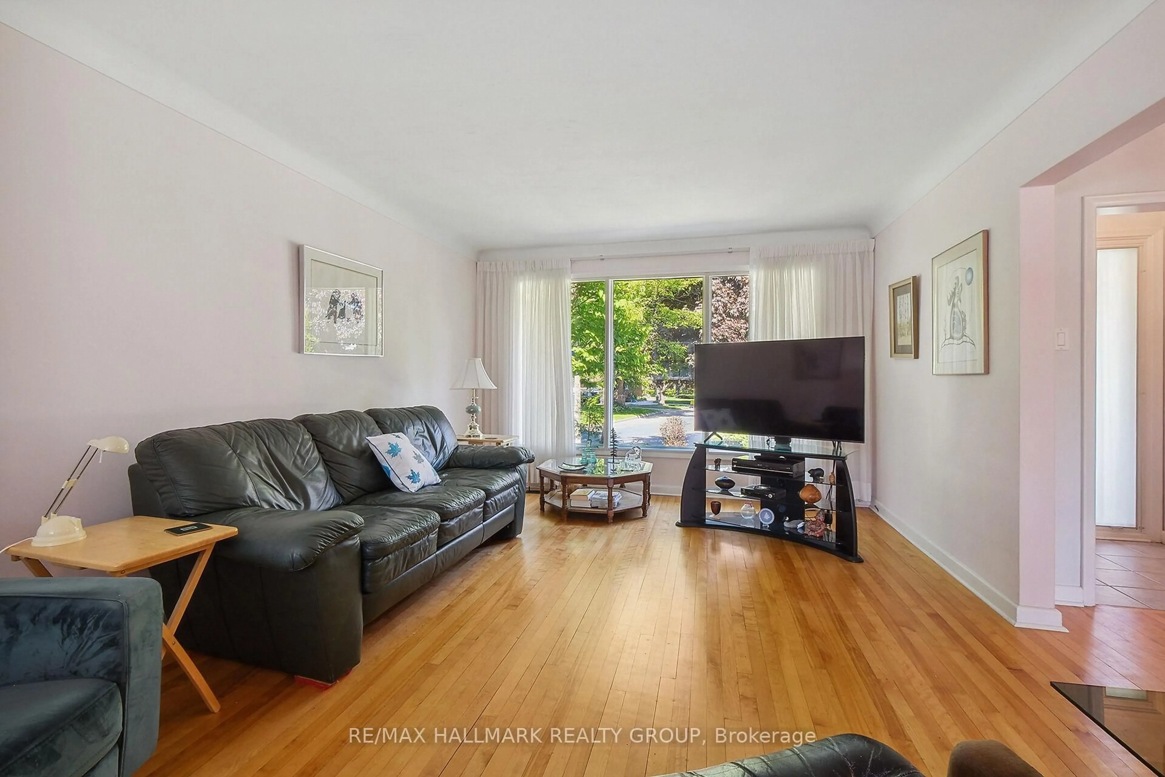 Living room with furniture, unknown for 2042 Dorval Ave, Ottawa Ontario K1G 2N8