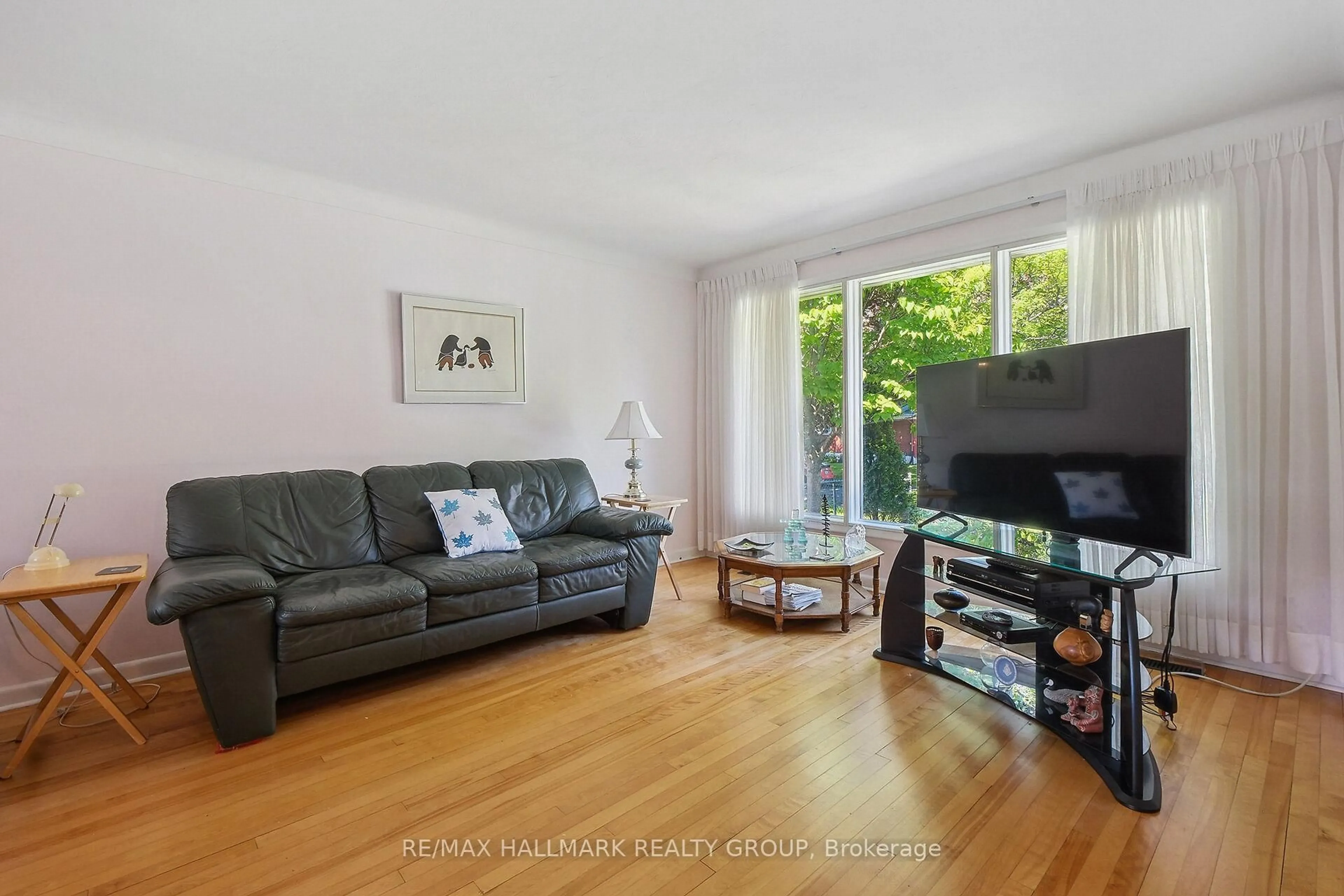 Living room with furniture, unknown for 2042 Dorval Ave, Ottawa Ontario K1G 2N8