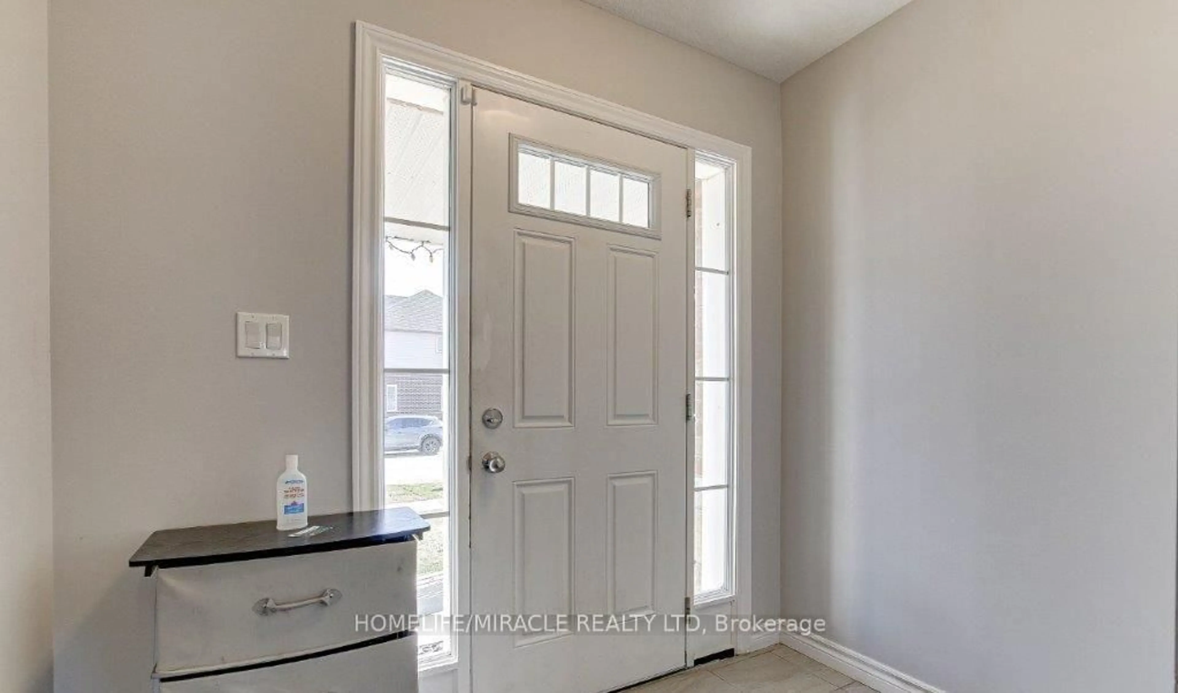 Indoor entryway for 1373 Calais Dr, Woodstock Ontario N4T 0L8