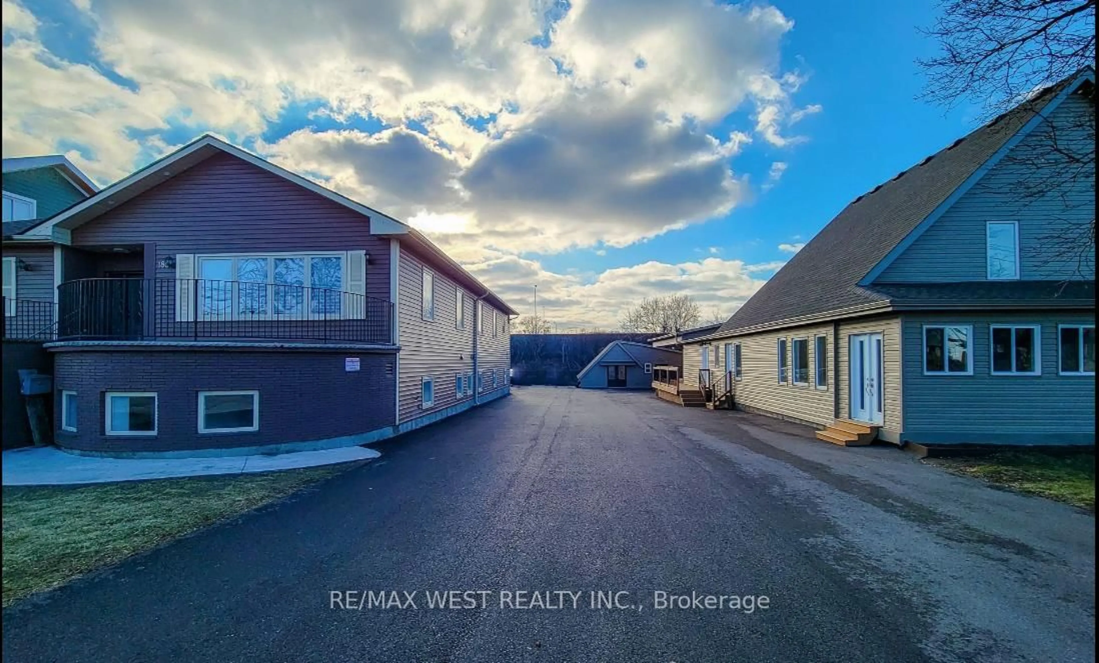 A pic from outside/outdoor area/front of a property/back of a property/a pic from drone, street for 184 Beach Blvd, Hamilton Ontario L8H 6V9