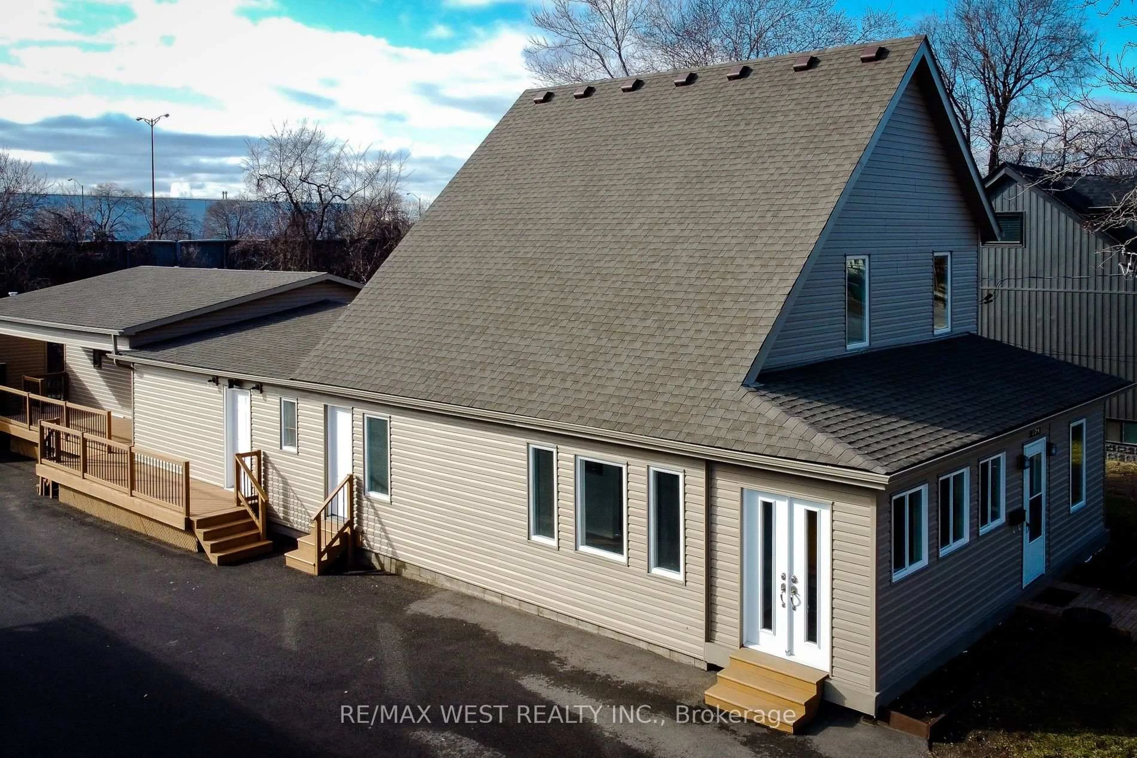 A pic from outside/outdoor area/front of a property/back of a property/a pic from drone, water/lake/river/ocean view for 184 Beach Blvd, Hamilton Ontario L8H 6V9