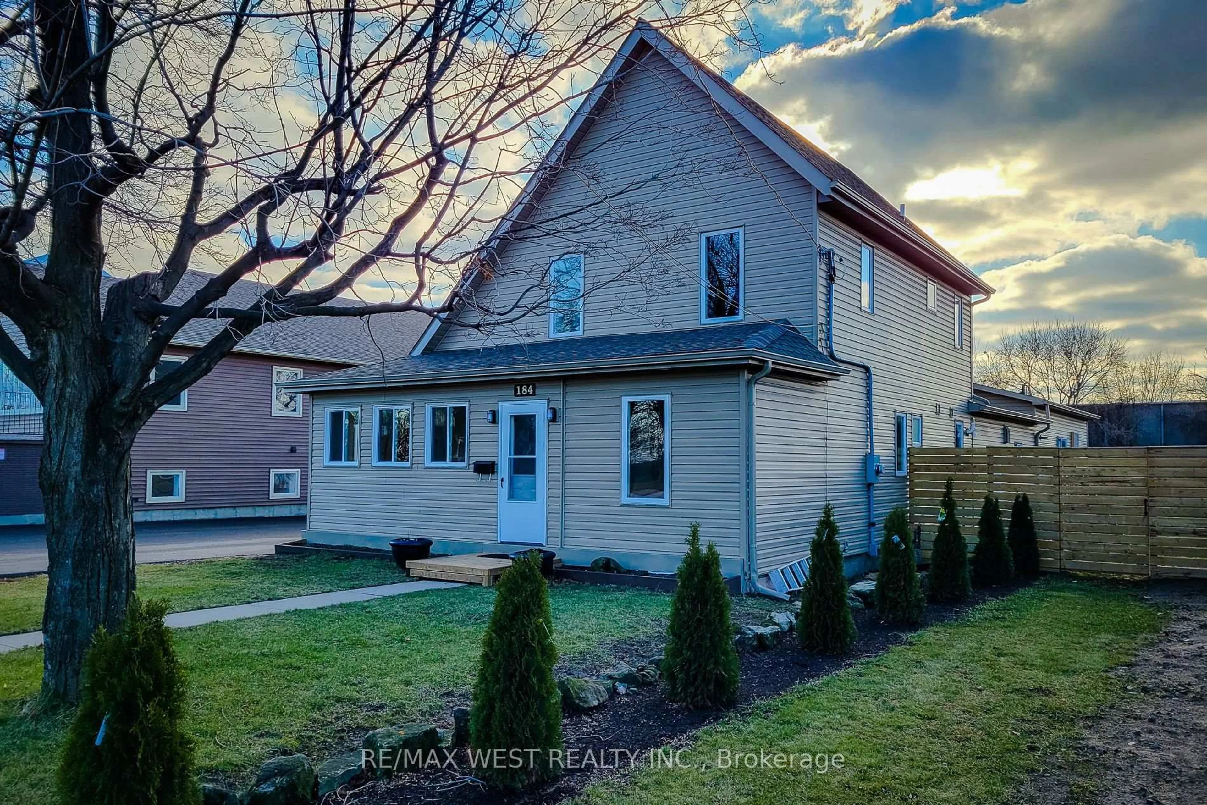 A pic from outside/outdoor area/front of a property/back of a property/a pic from drone, street for 184 Beach Blvd, Hamilton Ontario L8H 6V9