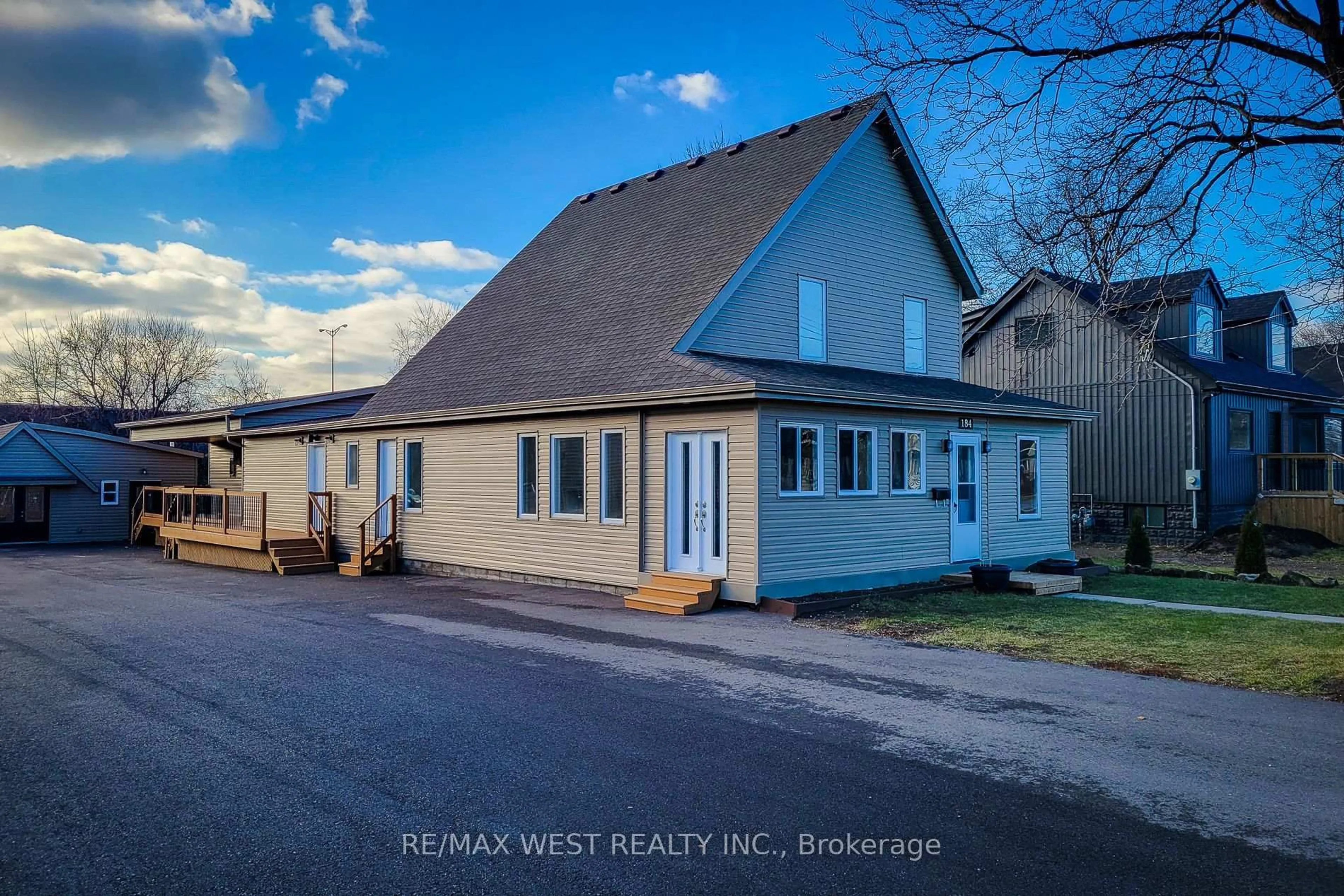 A pic from outside/outdoor area/front of a property/back of a property/a pic from drone, unknown for 184 Beach Blvd, Hamilton Ontario L8H 6V9