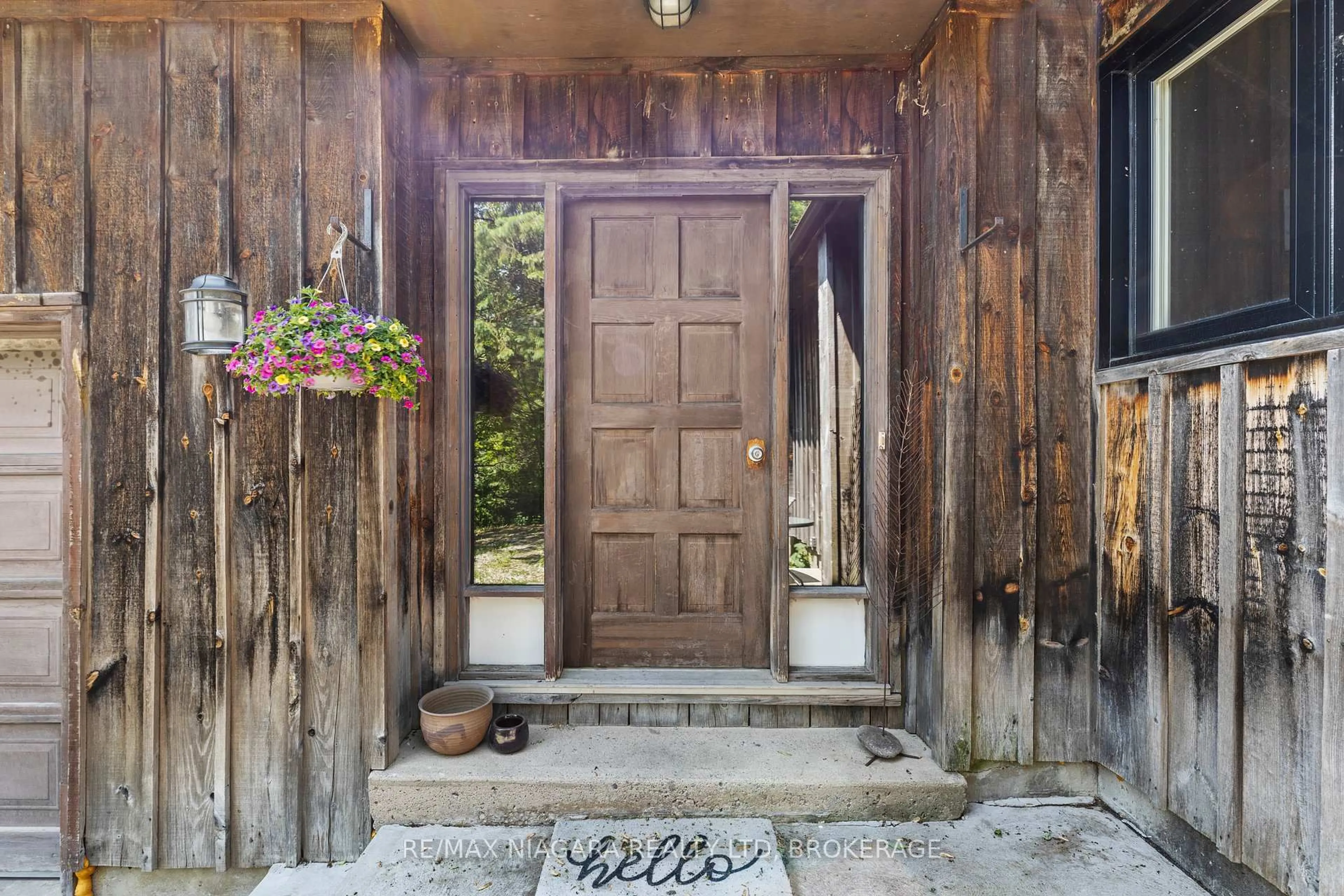 Indoor entryway for 705 Metler Rd, Pelham Ontario L0S 1C0