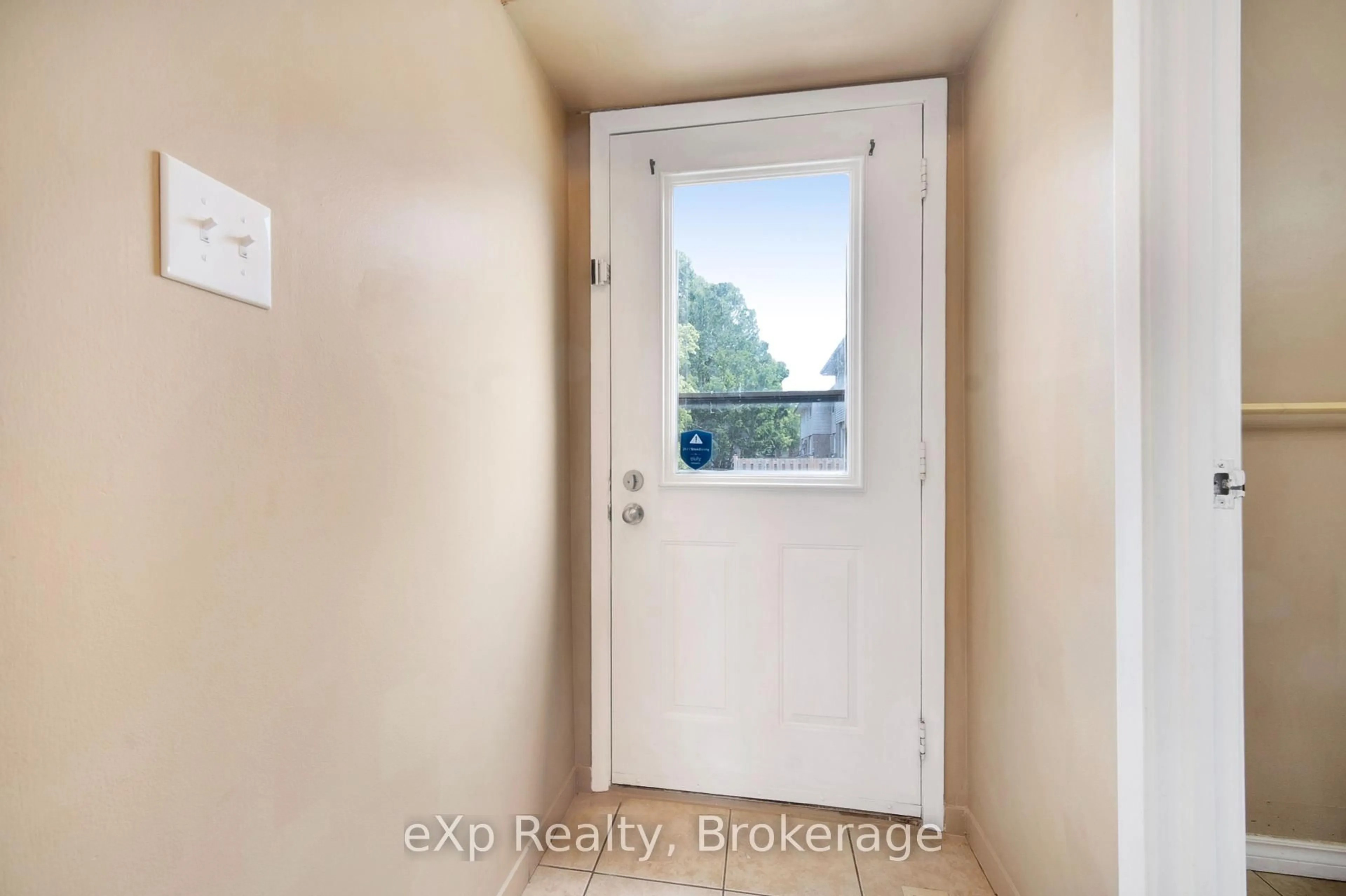 Indoor entryway for 550 Second St #50, London East Ontario N5V 3S3