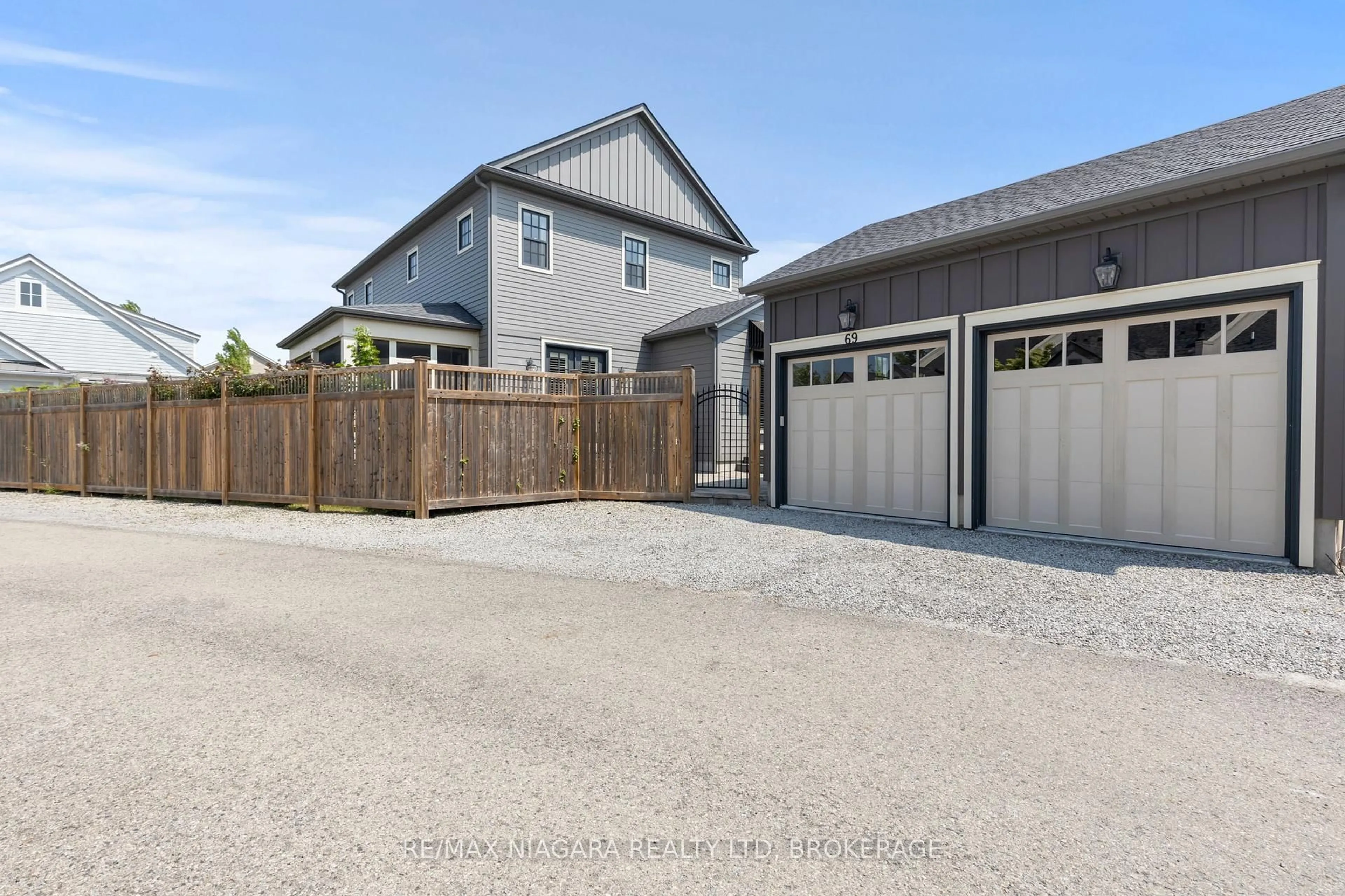 Indoor garage for 69 GARRISON VILLAGE Dr, Niagara-on-the-Lake Ontario L0S 1J0