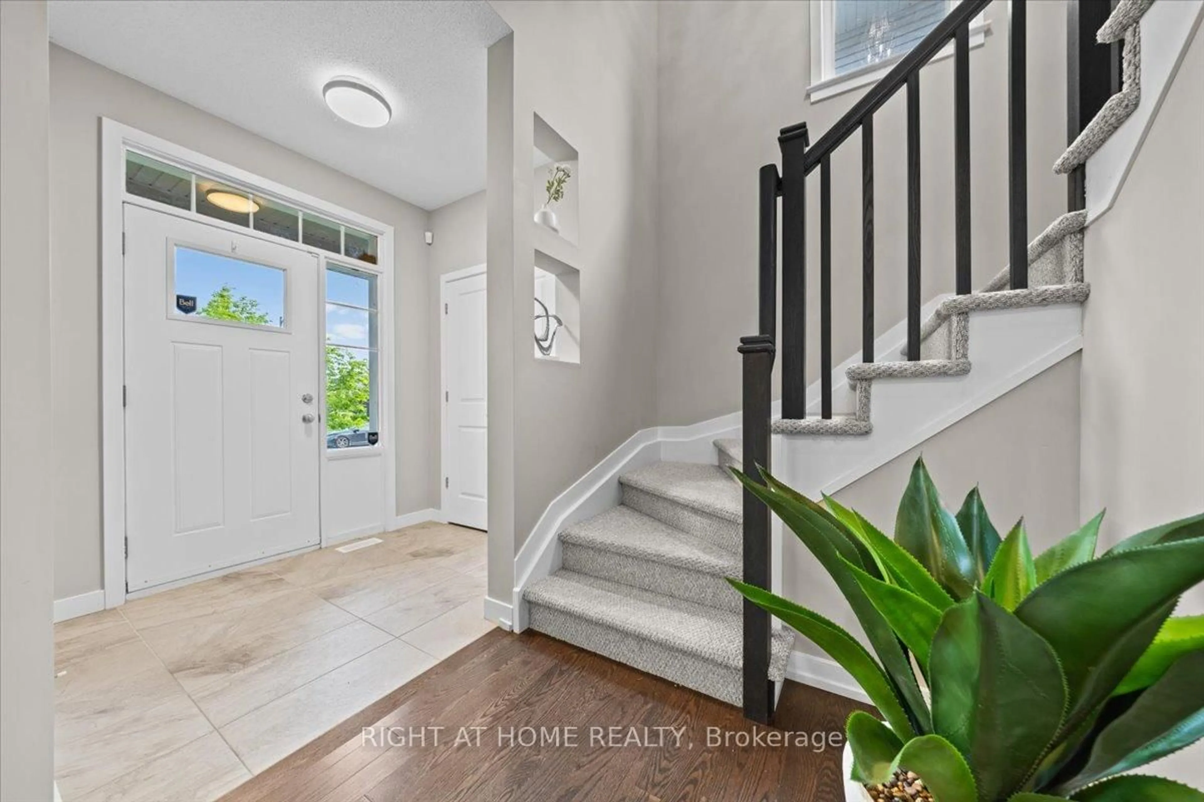 Indoor entryway for 319 Oxer Pl, Ottawa Ontario K2V 0C6