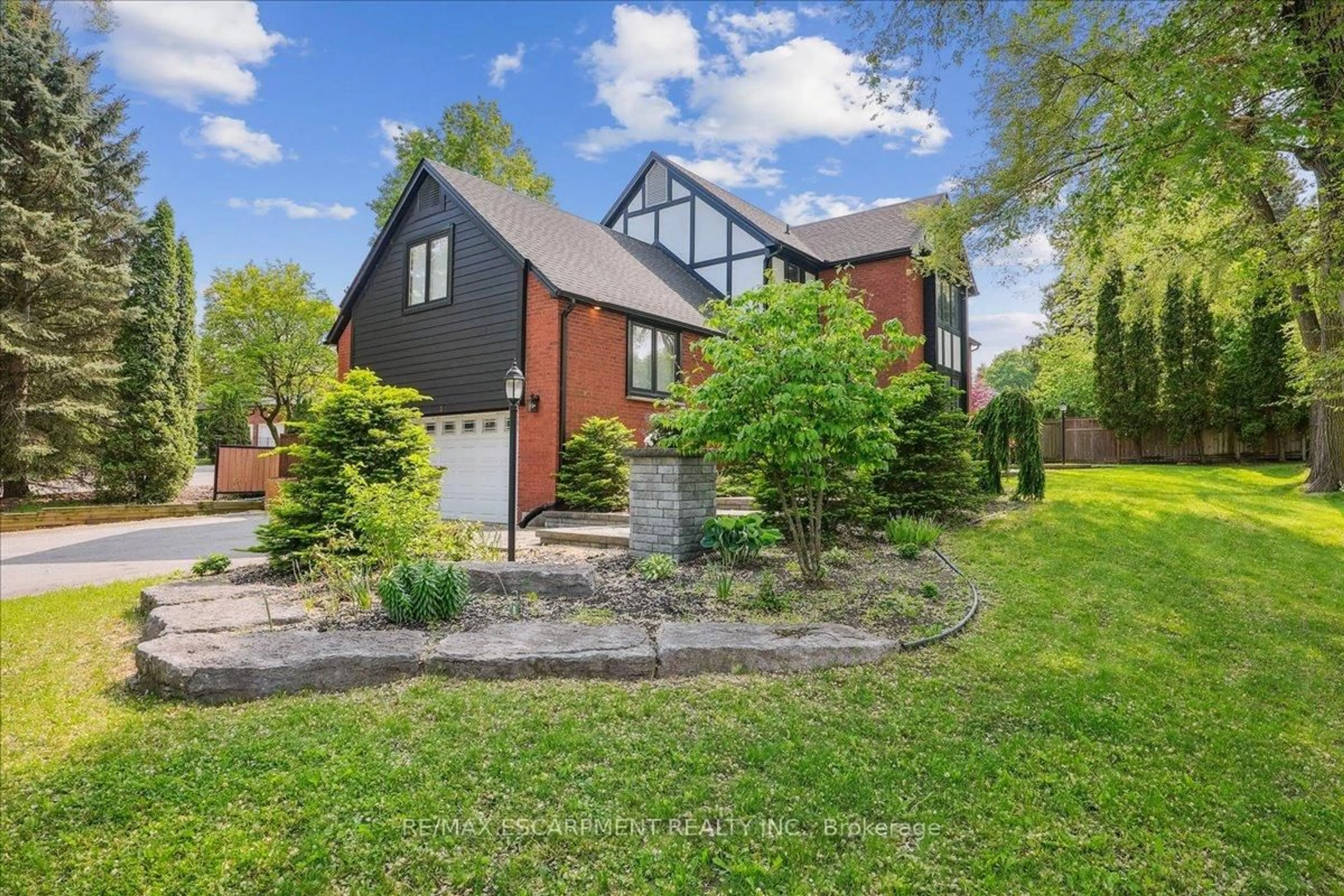 A pic from outside/outdoor area/front of a property/back of a property/a pic from drone, street for 208 Mohawk Rd, Hamilton Ontario L9G 2W9