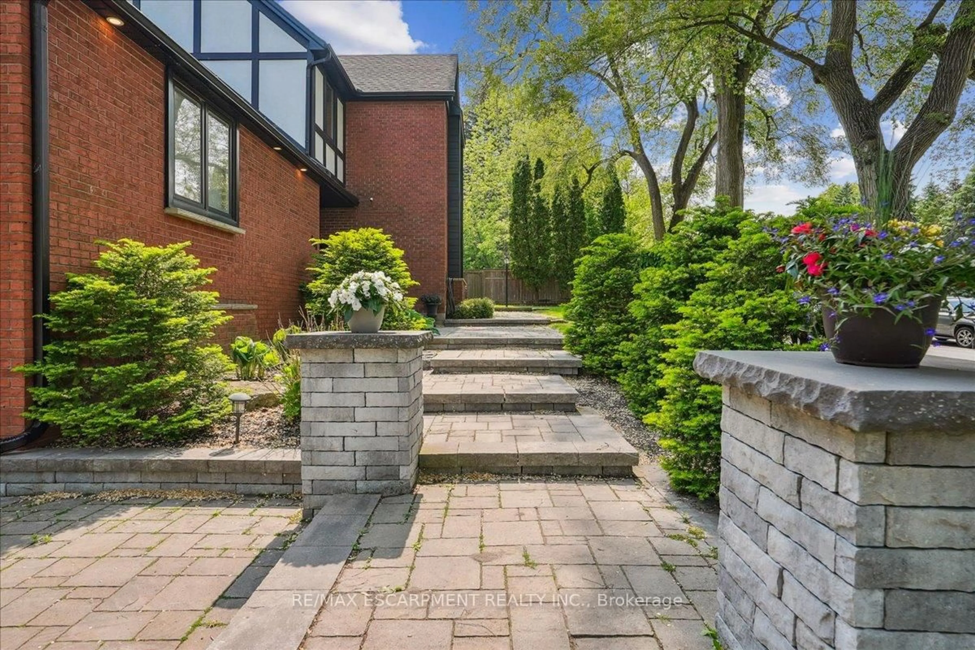 Patio, street for 208 Mohawk Rd, Hamilton Ontario L9G 2W9