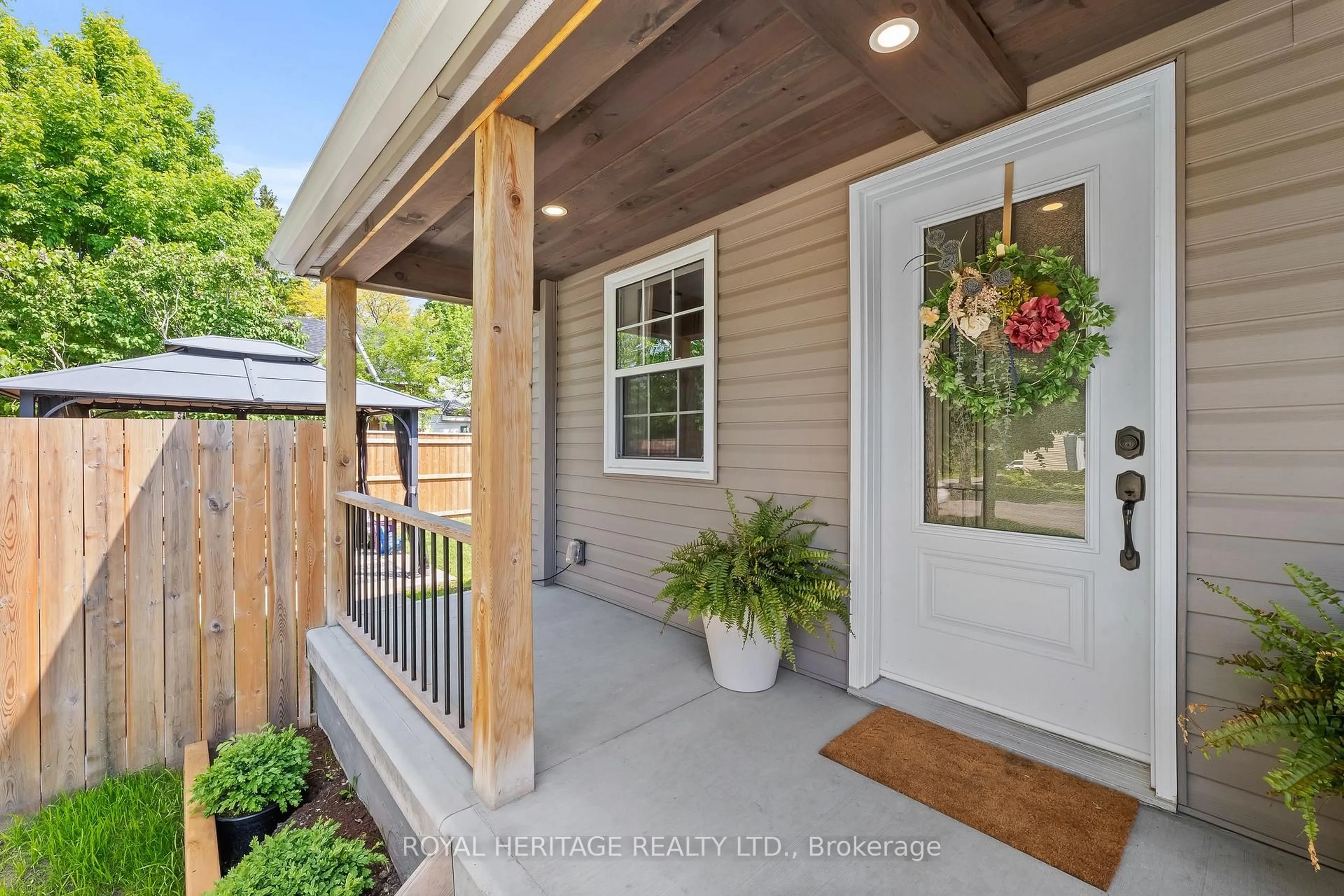 Indoor entryway for 73 Prince Edward St, Brighton Ontario K0K 1H0