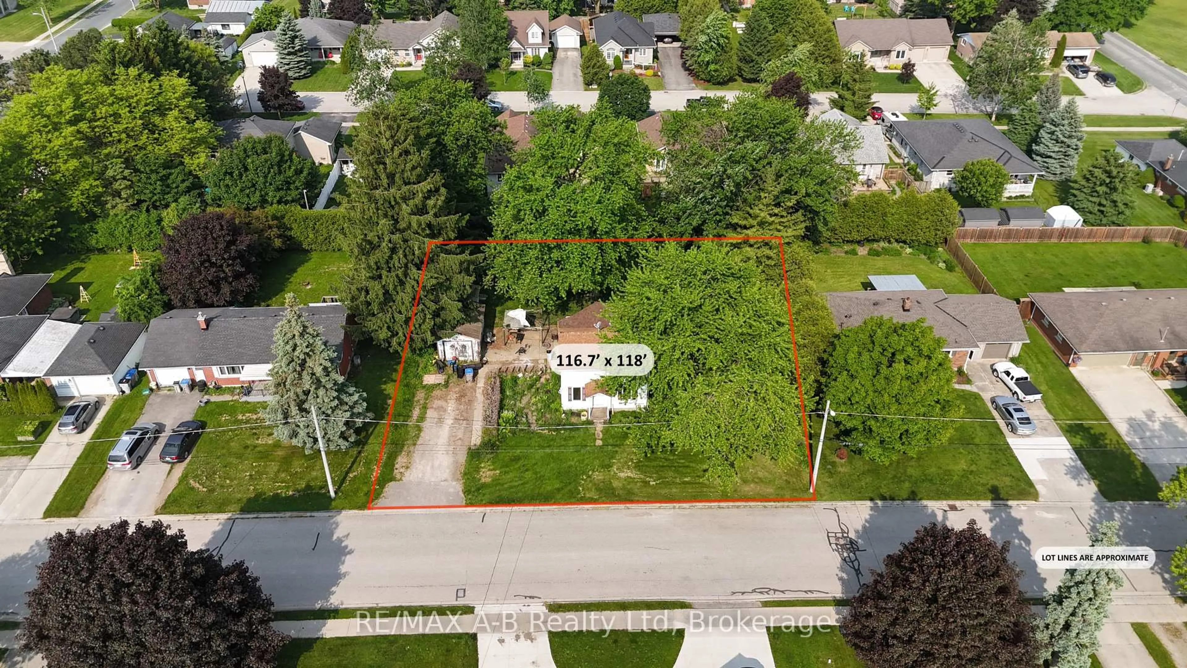 A pic from outside/outdoor area/front of a property/back of a property/a pic from drone, street for 86 Salina St, St. Marys Ontario N4X 1C8
