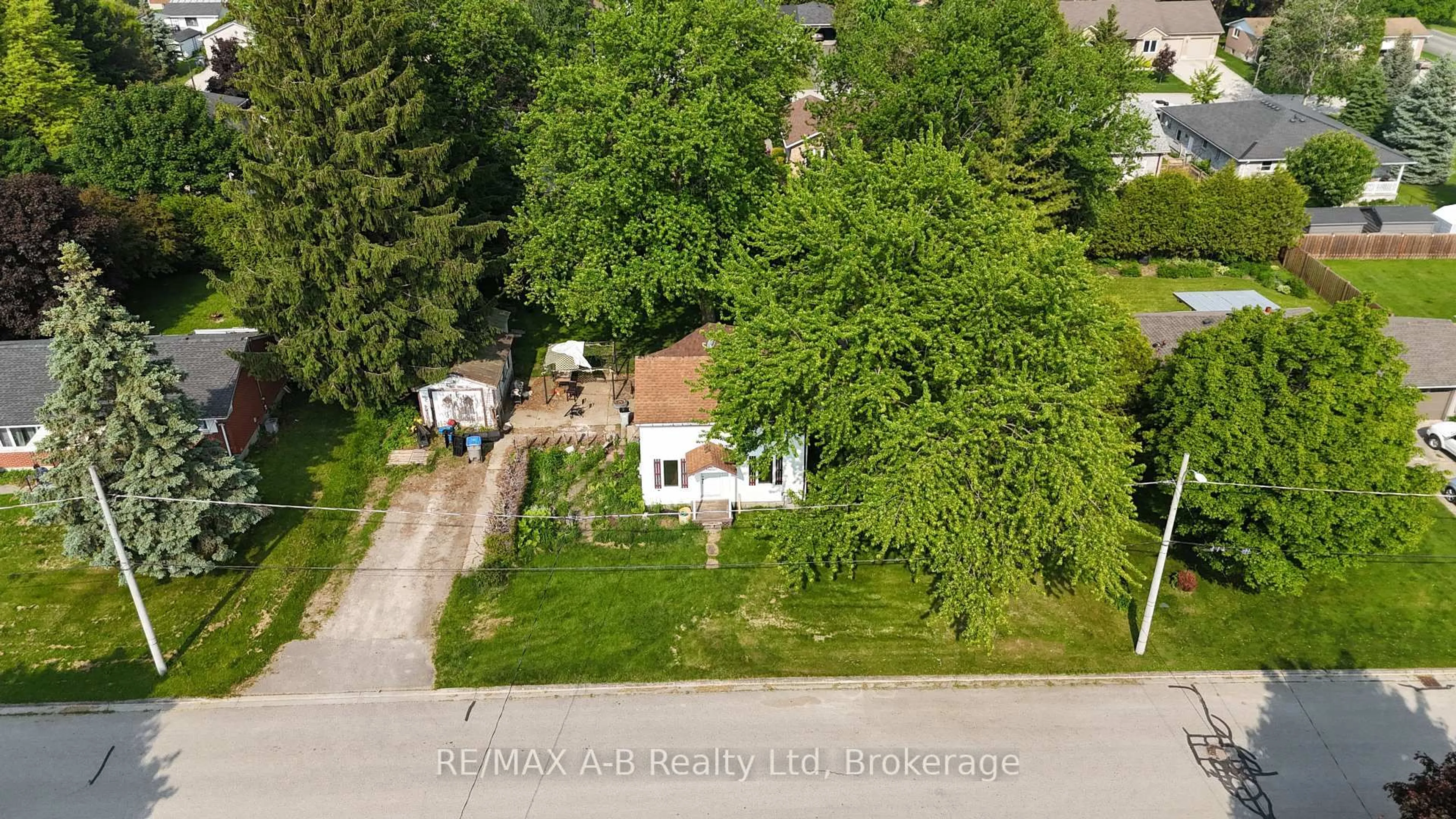 A pic from outside/outdoor area/front of a property/back of a property/a pic from drone, street for 86 Salina St, St. Marys Ontario N4X 1C8
