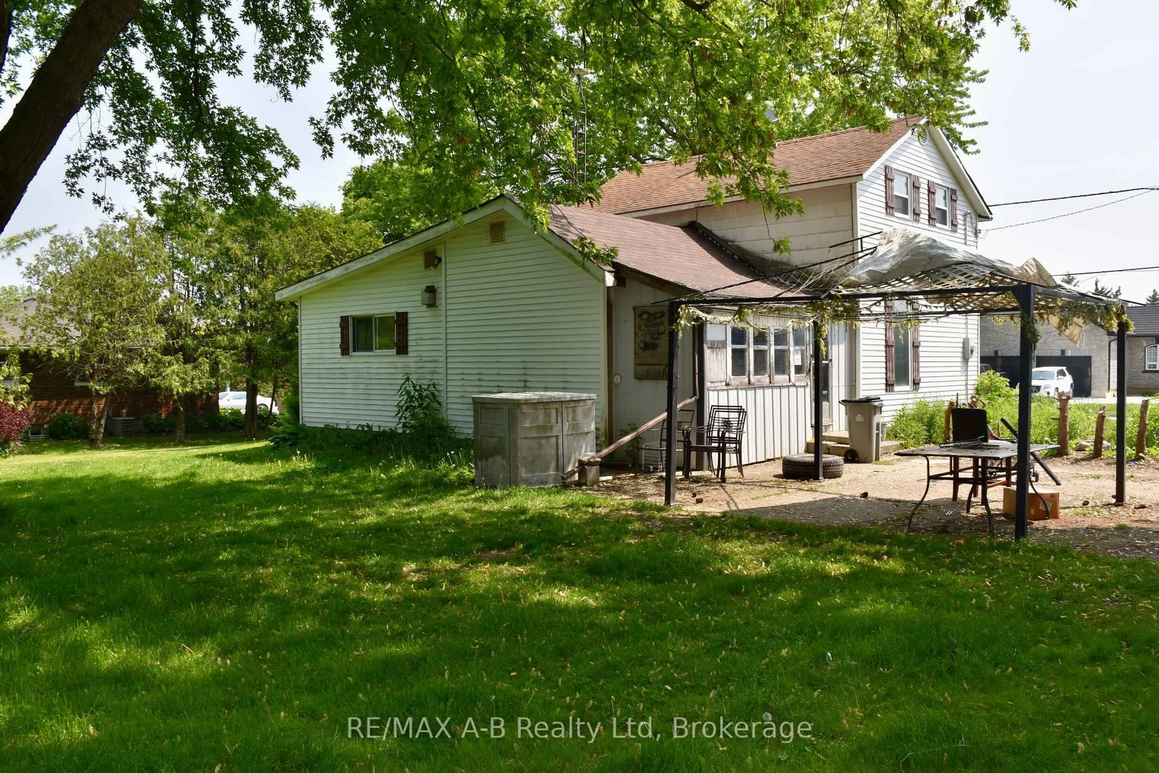 A pic from outside/outdoor area/front of a property/back of a property/a pic from drone, street for 86 Salina St, St. Marys Ontario N4X 1C8