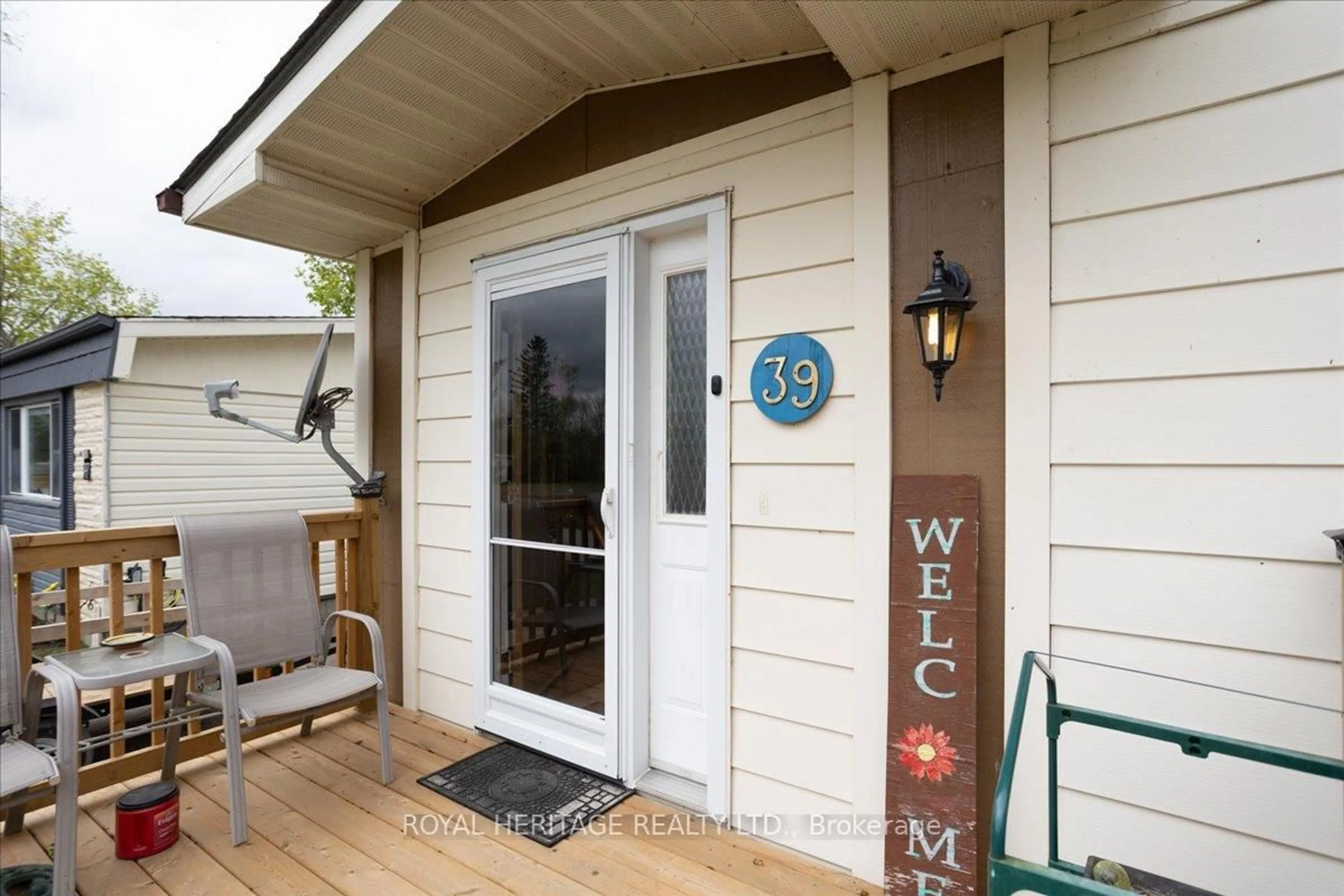 Indoor entryway for 39 CIRCLE Dr, Kawartha Lakes Ontario K9V 4R1