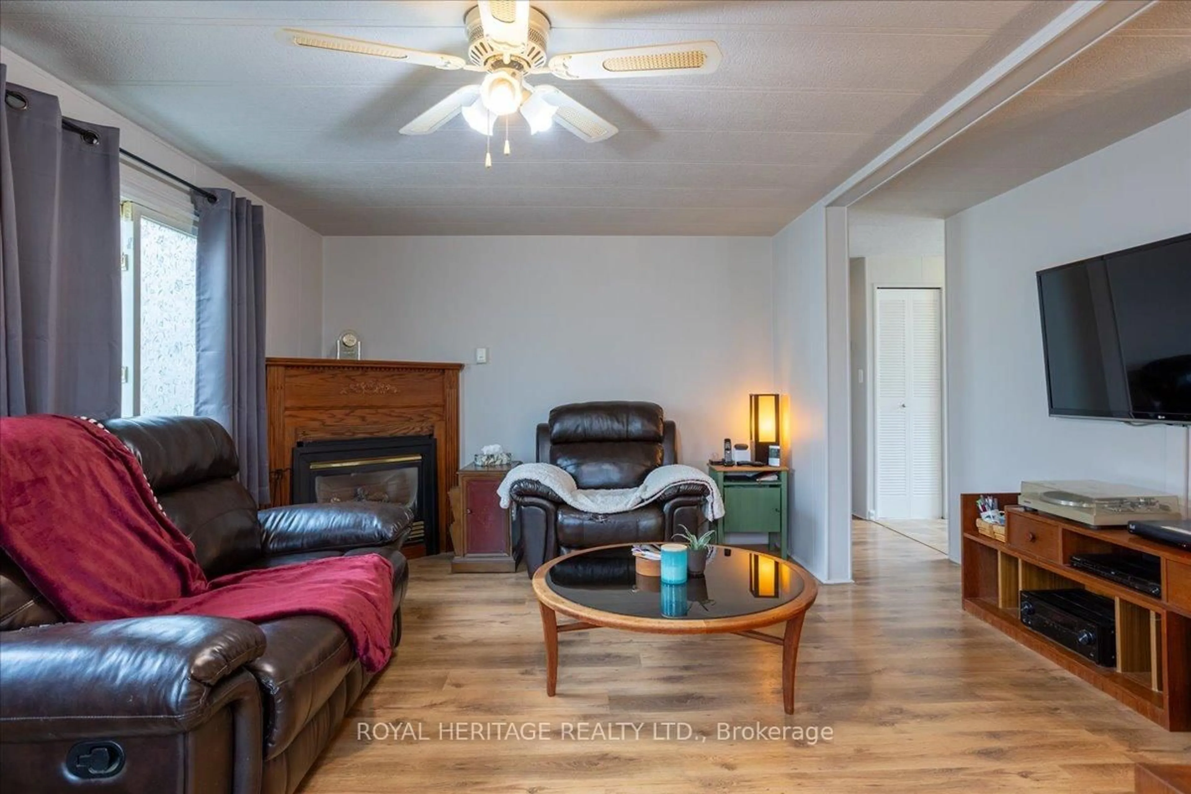 Living room with furniture, wood/laminate floor for 39 CIRCLE Dr, Kawartha Lakes Ontario K9V 4R1
