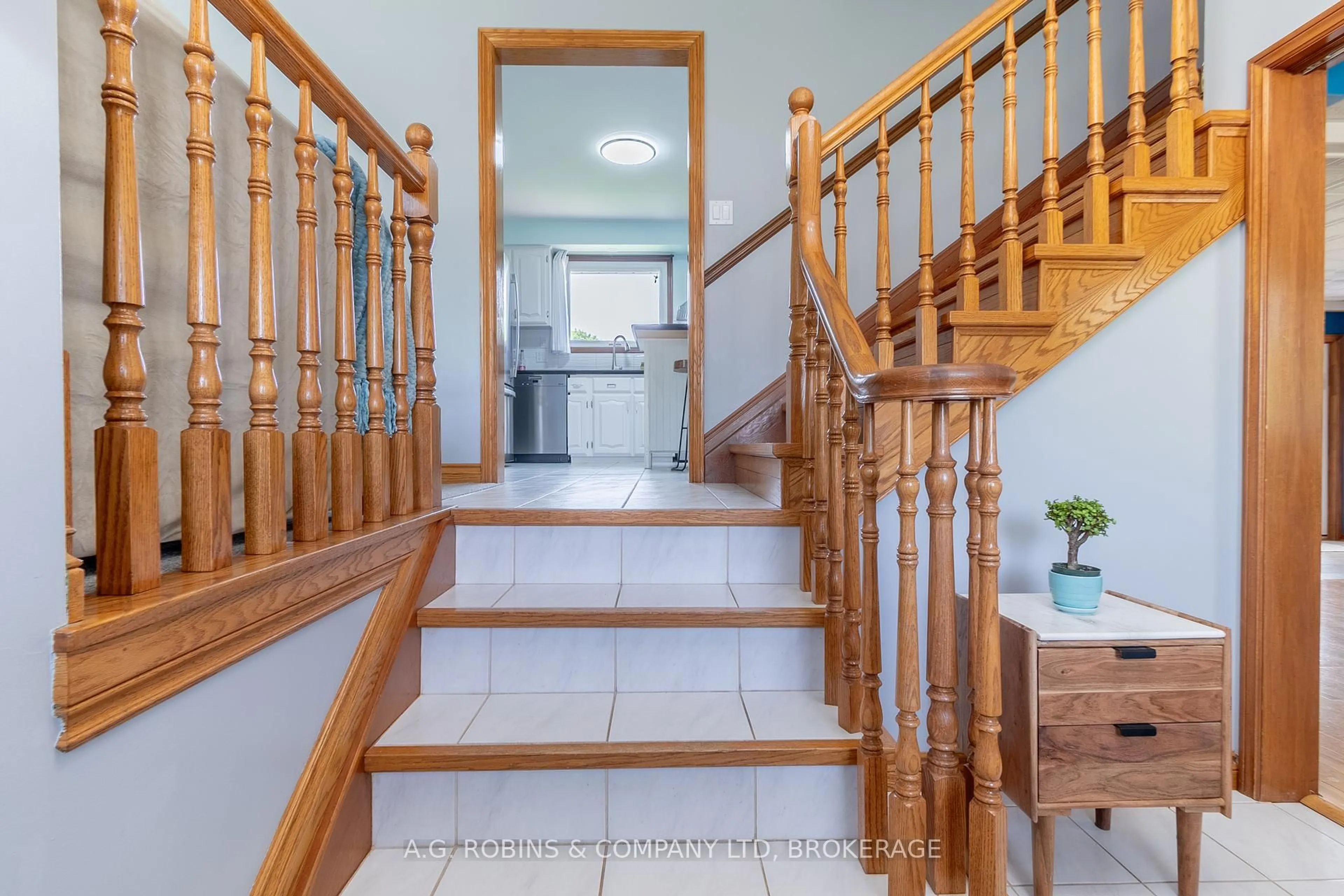 Indoor foyer for 87 Loyalist Dr, Welland Ontario L3C 2X9