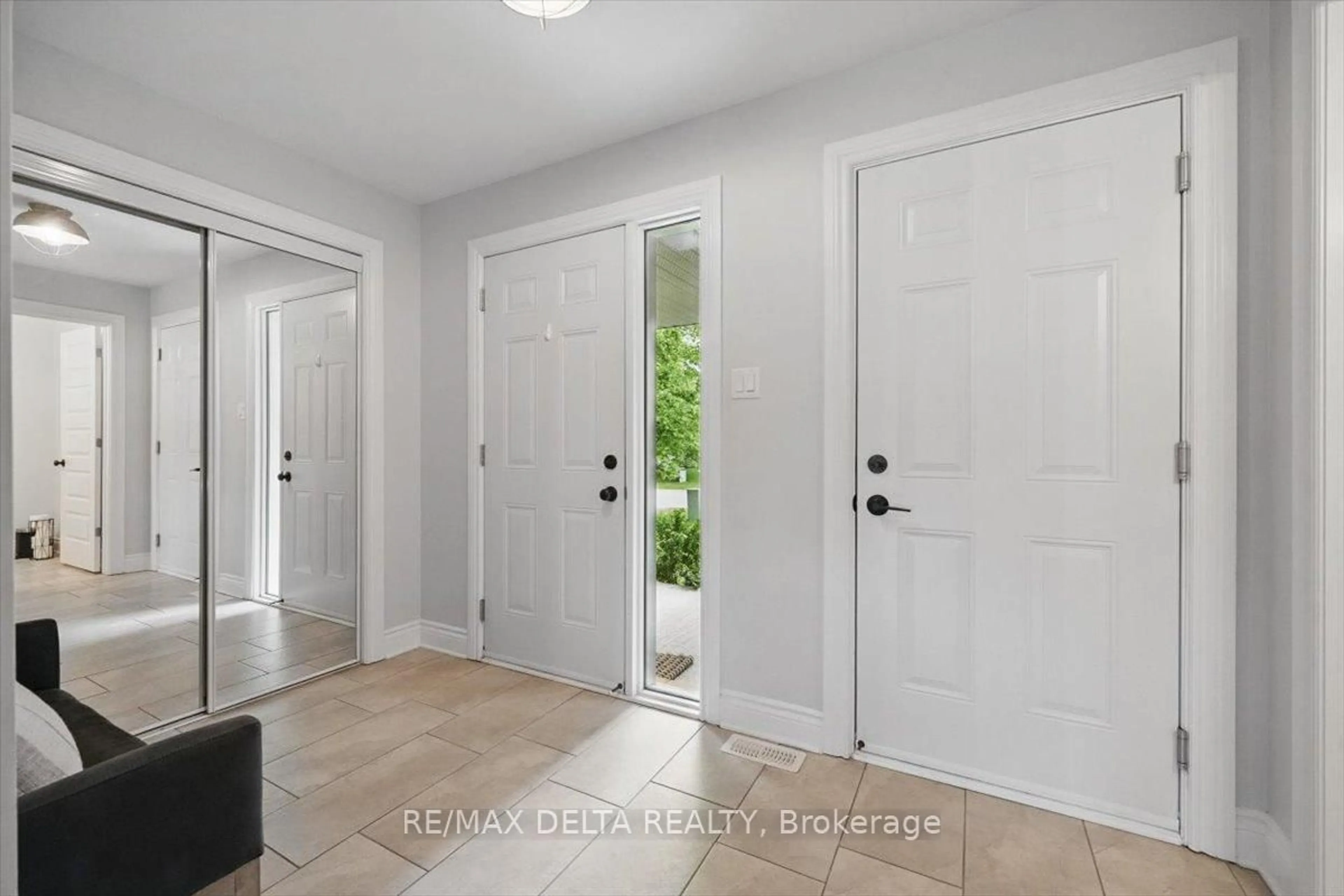 Indoor entryway for 88 Nathalie St, Clarence-Rockland Ontario K4K 1L5