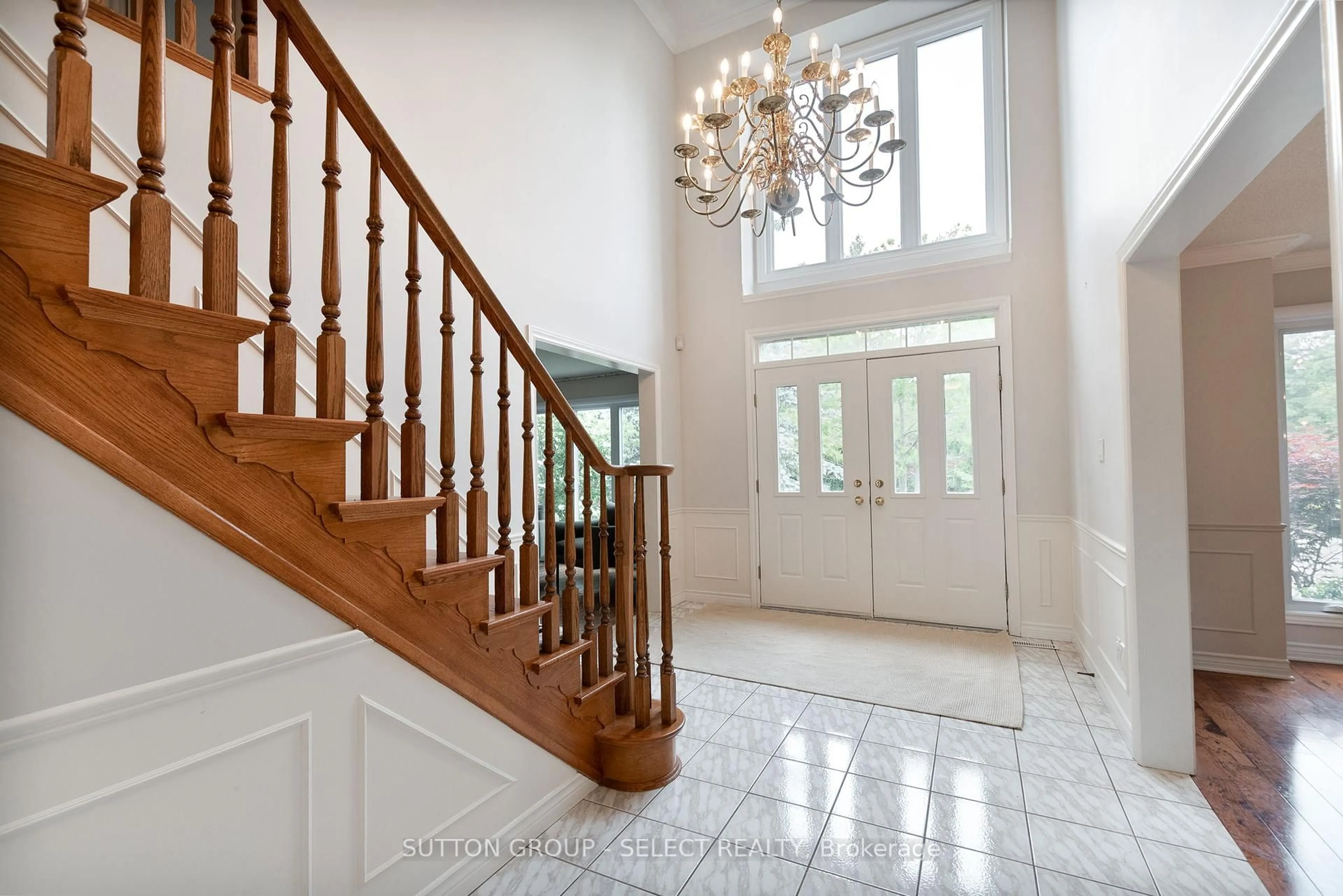 Indoor foyer for 27 Glenridge Cres, London North Ontario N6G 4W5