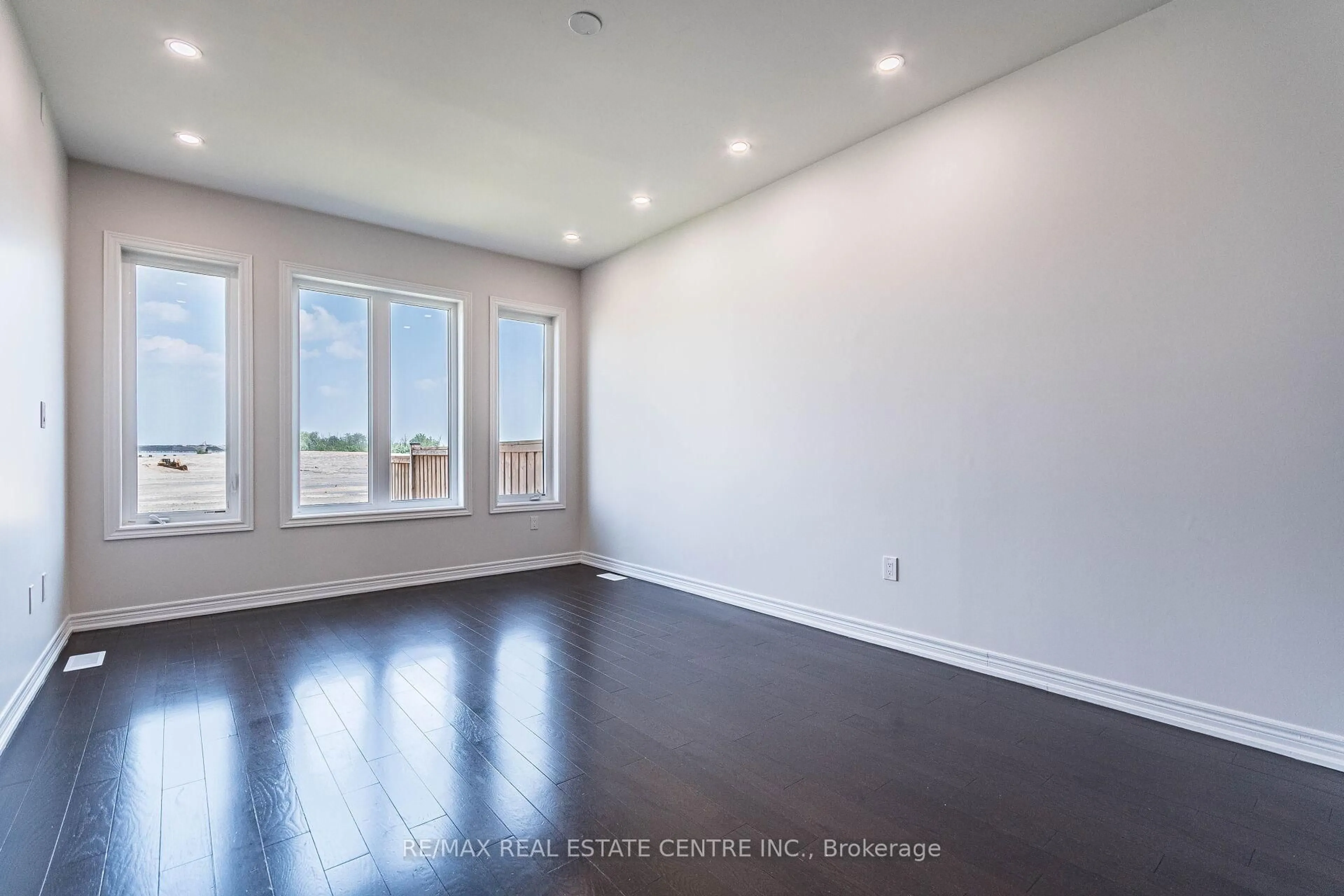 A pic of a room for 31 Bayonne Dr, Hamilton Ontario L8J 0L2