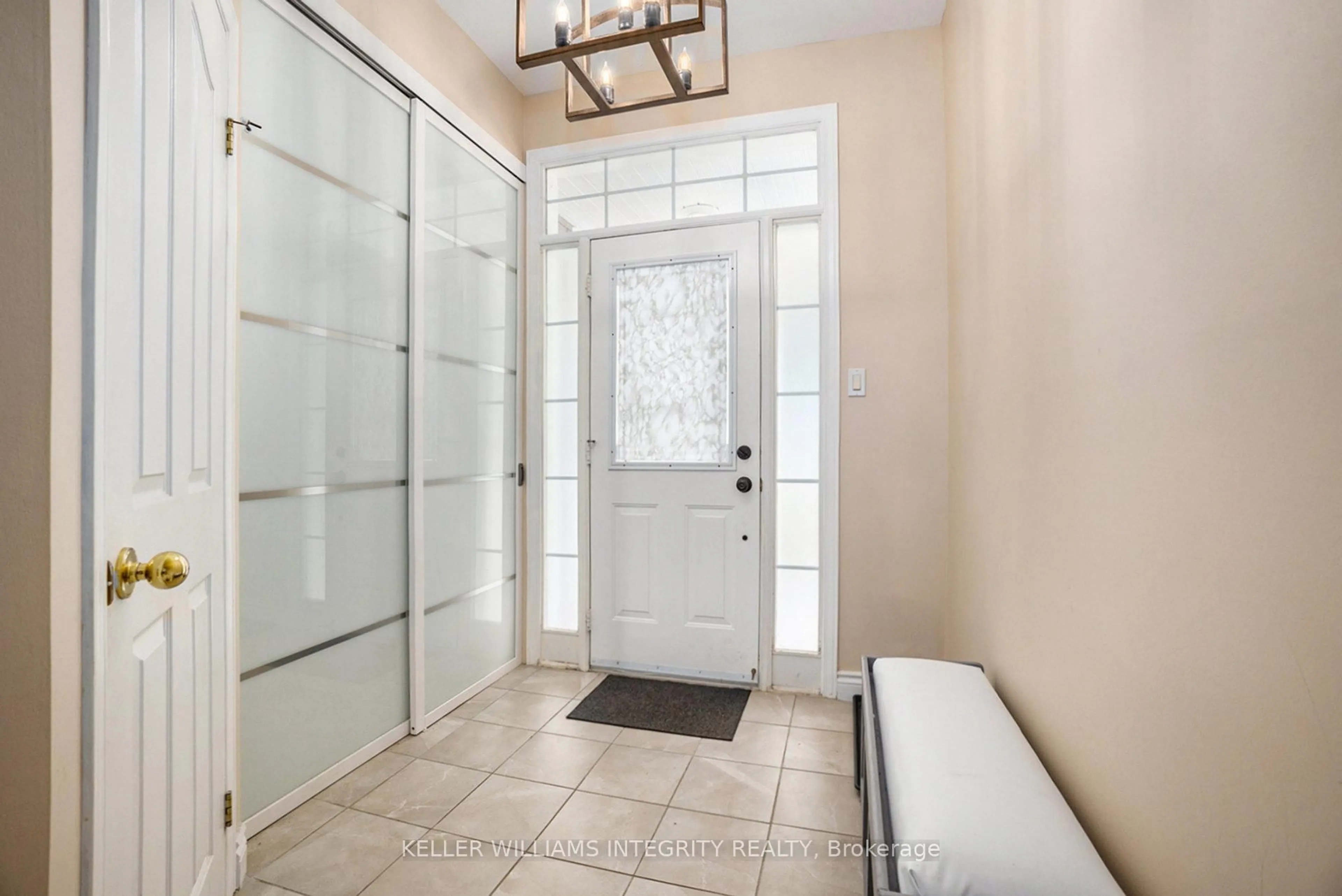 Indoor entryway for 41 Milner Downs Cres, Ottawa Ontario K2M 2S3