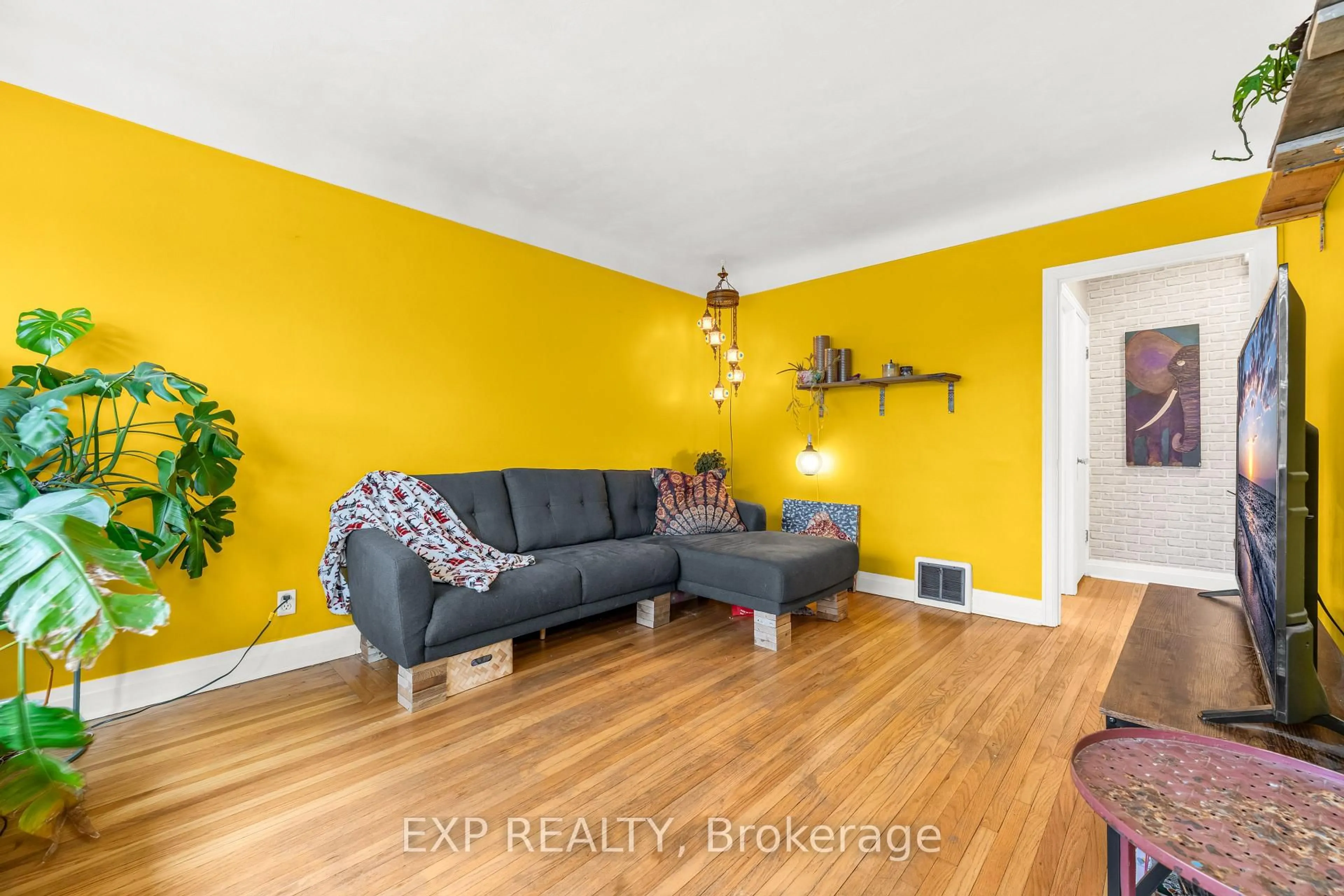 Living room with furniture, wood/laminate floor for 101 Erin Ave, Hamilton Ontario L8K 4W1