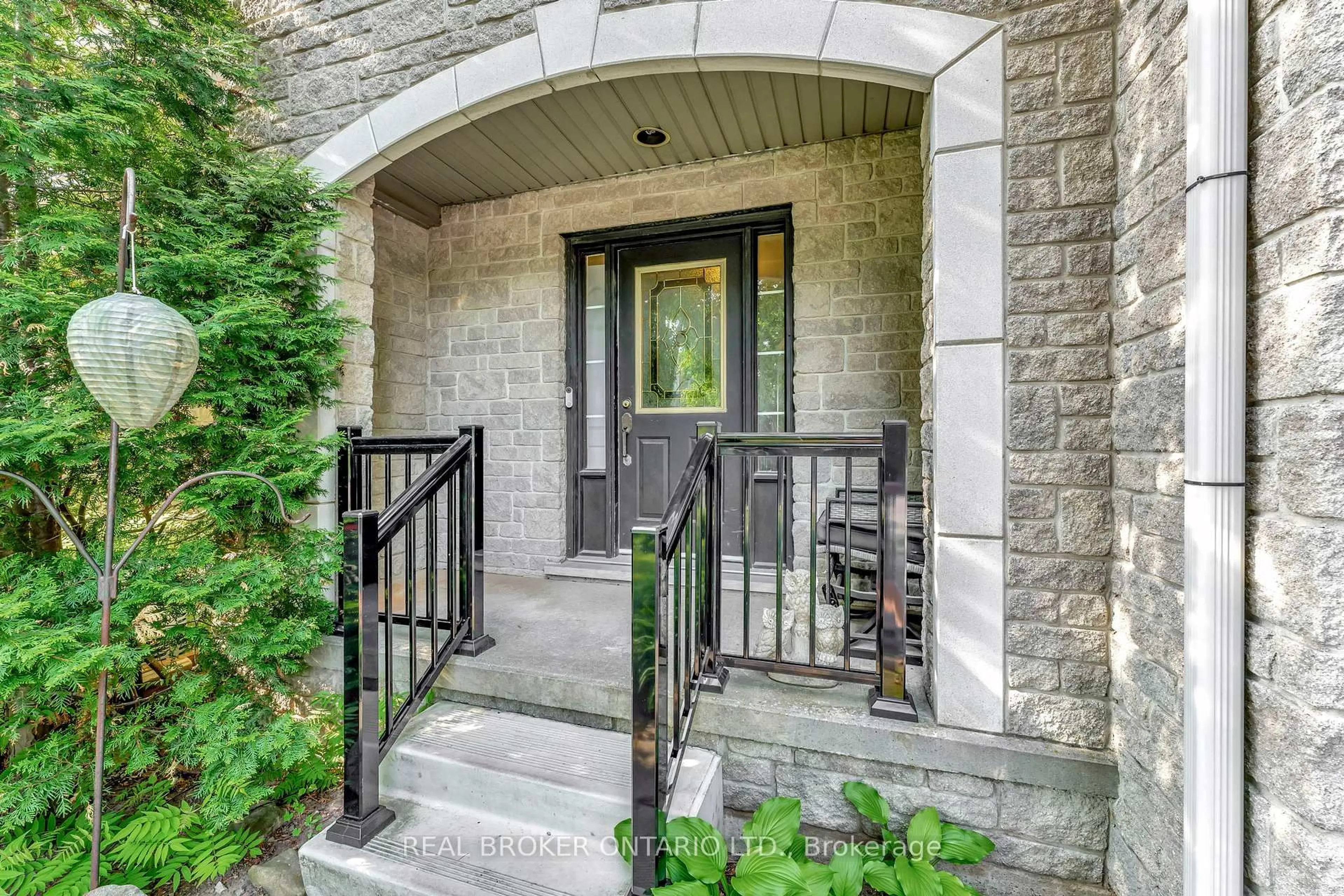 Indoor entryway for 88 Foxborough Dr, Hamilton Ontario L9G 4Z1