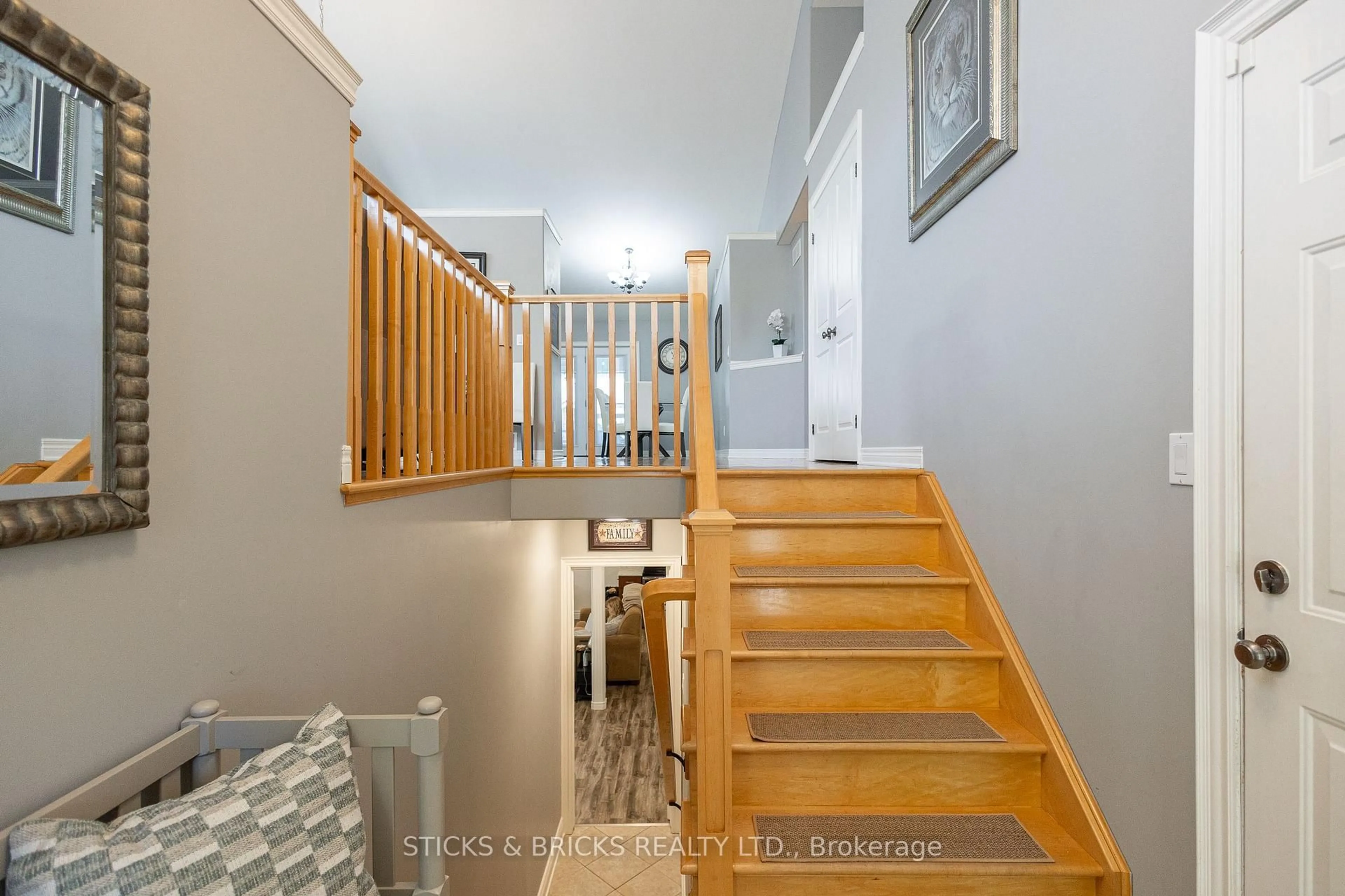 Stairs for 5255 White Dove Pkwy, Niagara Falls Ontario L2H 3M5