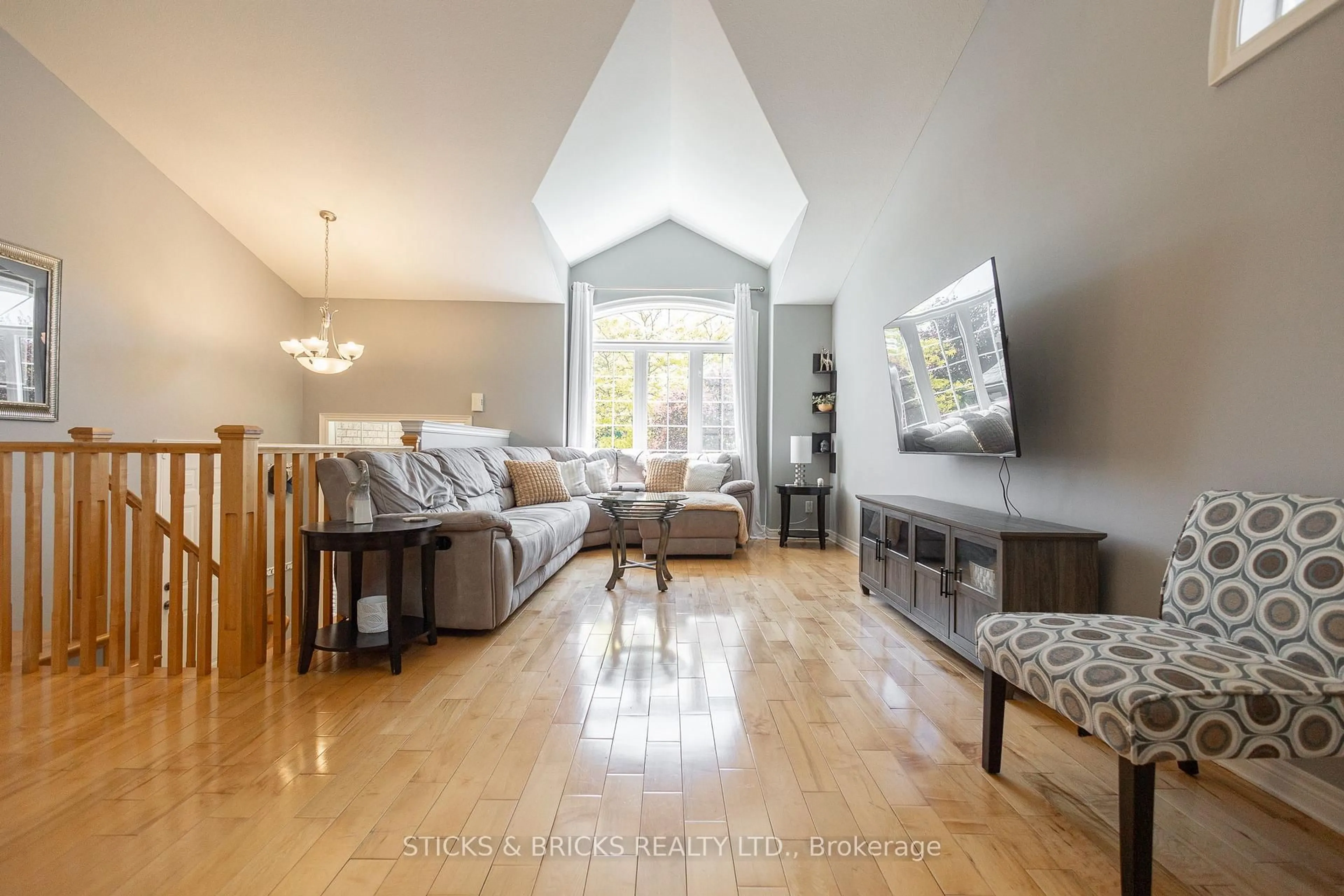 Living room with furniture, wood/laminate floor for 5255 White Dove Pkwy, Niagara Falls Ontario L2H 3M5