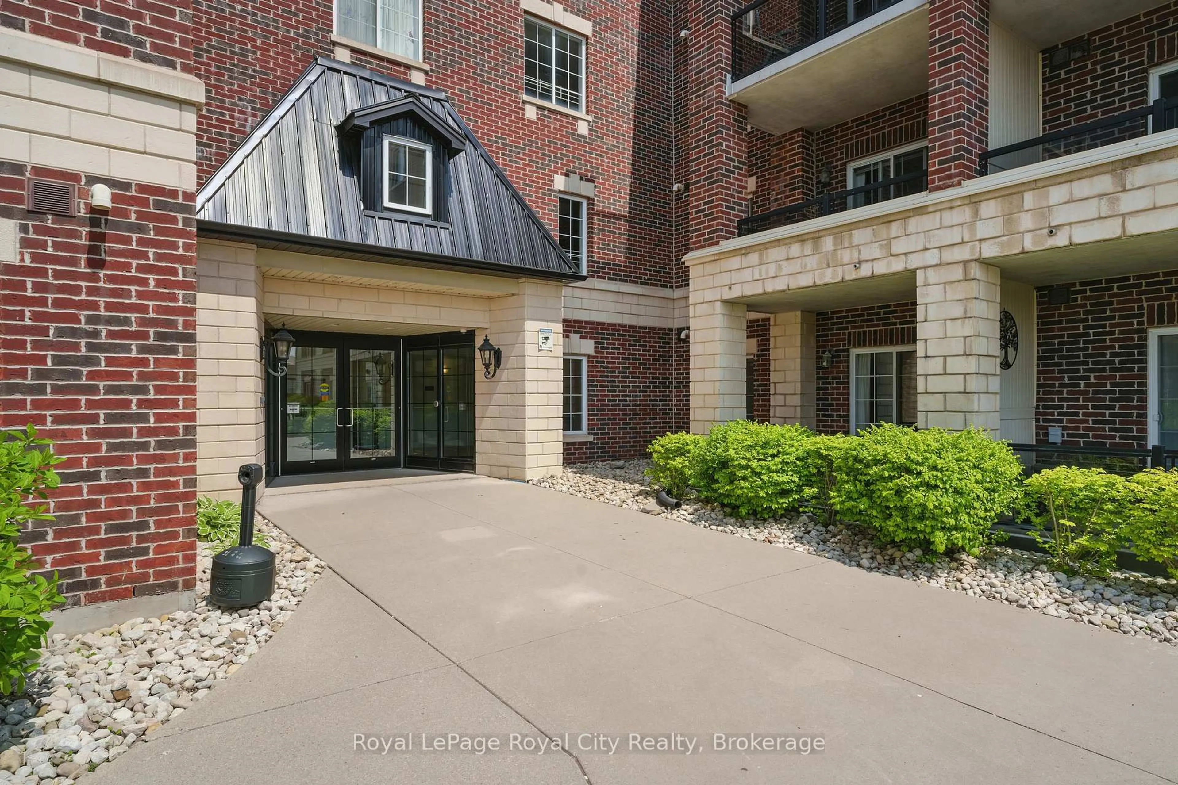 Indoor foyer for 308 Watson Pkwy #415, Guelph Ontario N1E 0G7