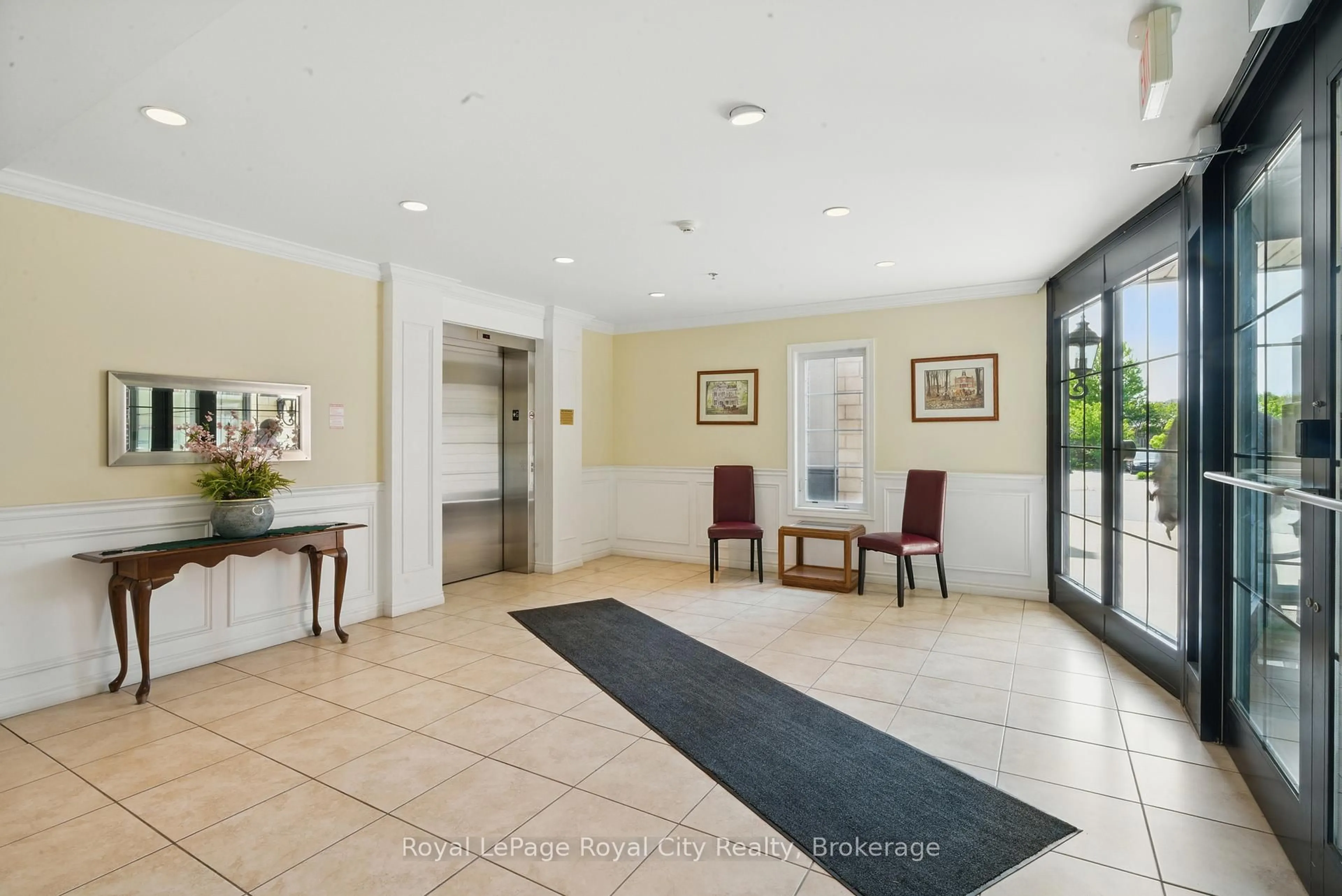 Indoor foyer for 308 Watson Pkwy #415, Guelph Ontario N1E 0G7