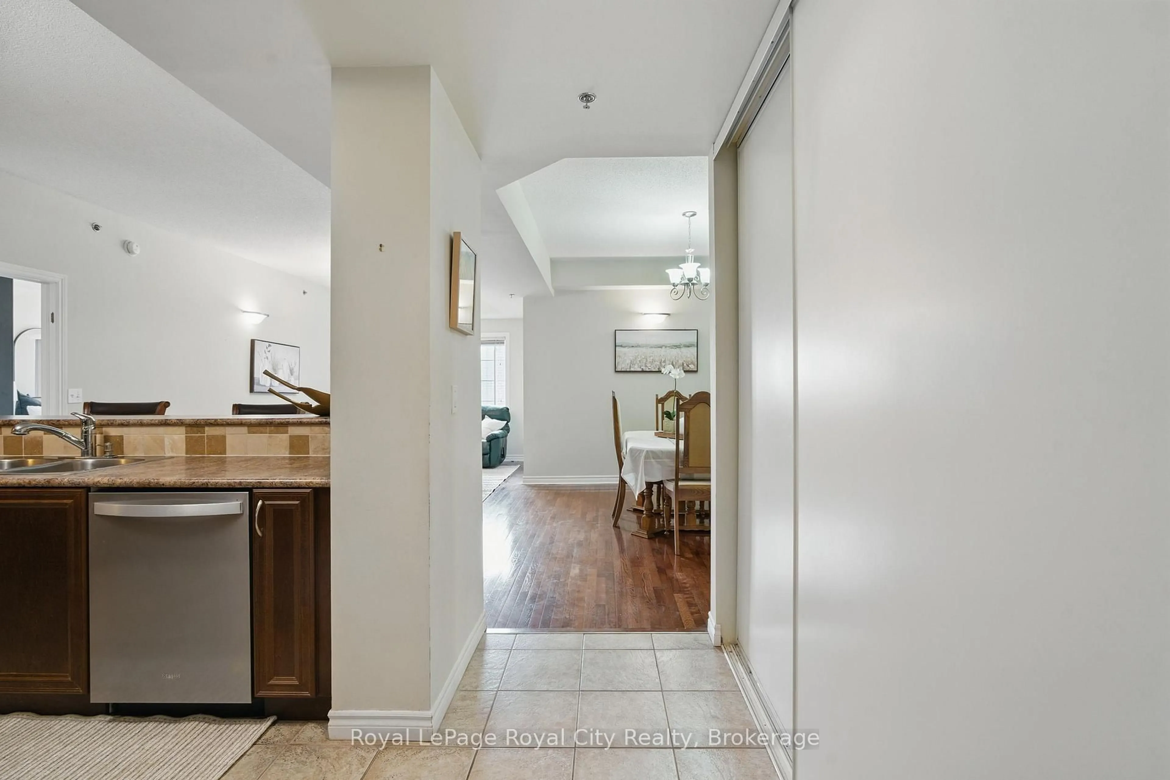 Indoor entryway for 308 Watson Pkwy #415, Guelph Ontario N1E 0G7